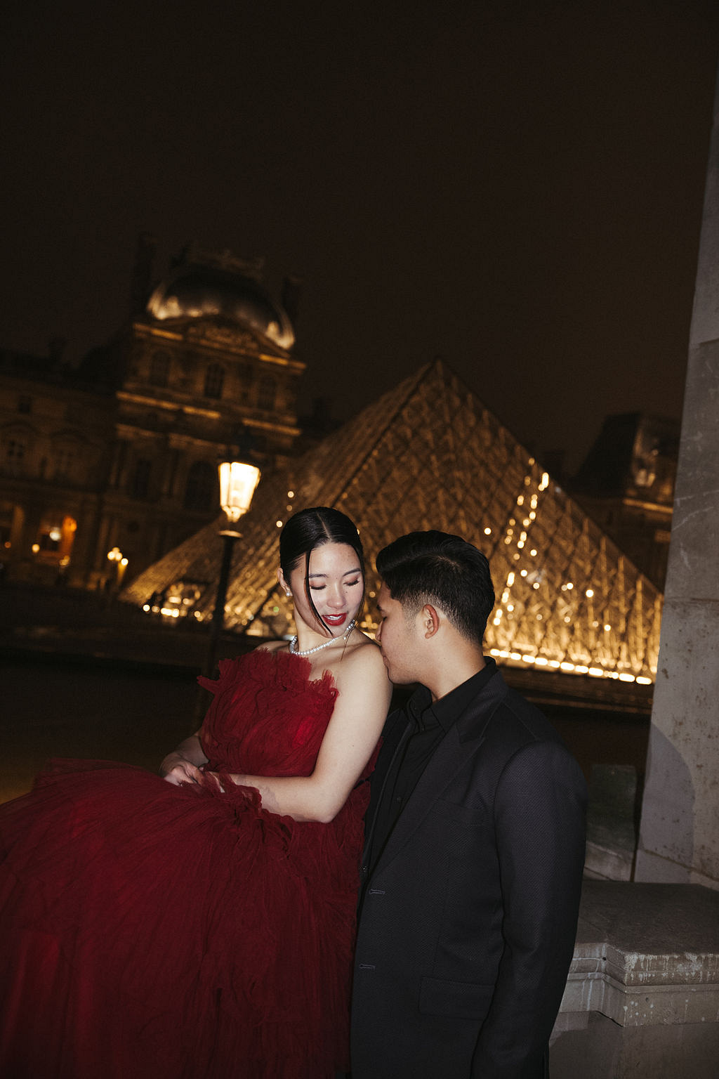 Paris Pre-Wedding Photoshoot with Eiﬀel Tower Louvre Museum Parisian Cafe Vintage Car Rooftop Night at Louvre Museum pre-wedding photo