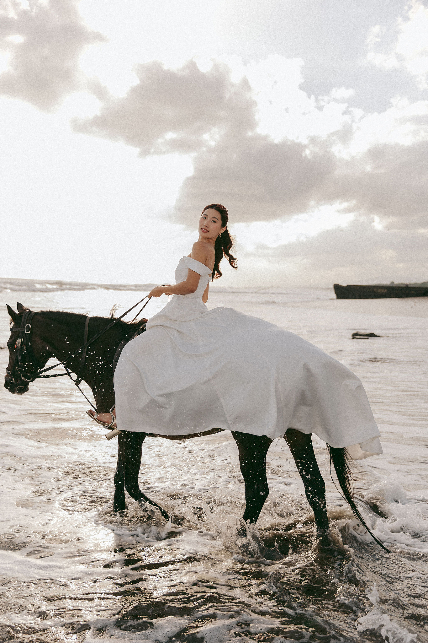 Bali Pre-Wedding Photoshoot | Mt. Batur Pinggan Village, Gelato Diner & Black Sand Beach at Beach   pre-wedding photo