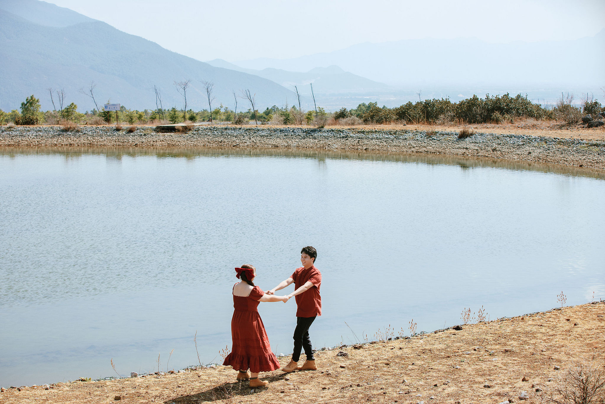 Lijiang Pre-Wedding Photoshoot | Spruce Meadow, Blue Moon Valley & Alpine Lake at Natural Lake pre-wedding photo
