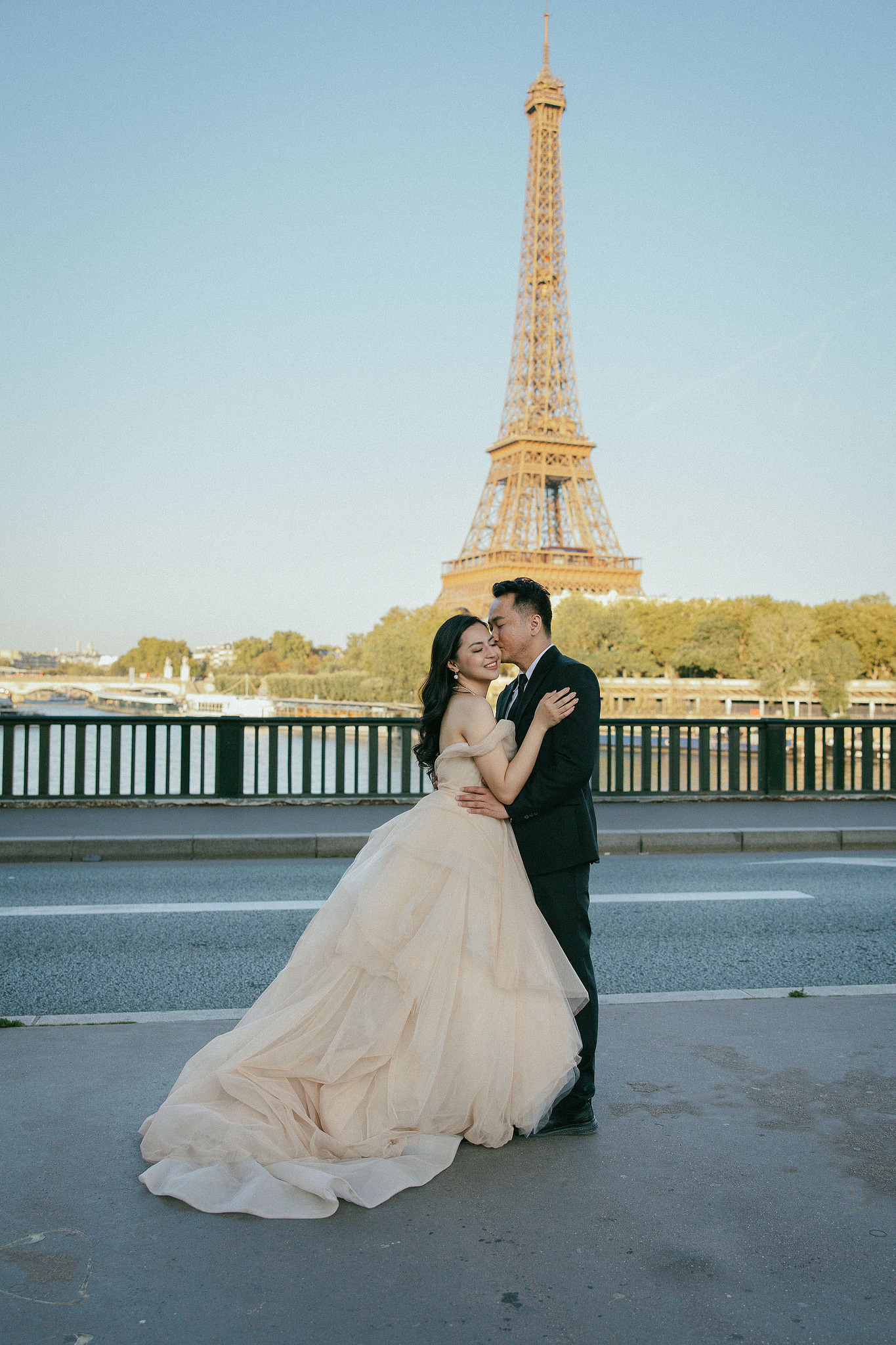 Paris Autumn Pre-Wedding Photoshoot | Avenue de Camoëns, Tuileries Garden, Louvre, Pont Alexandre III & Bir-Hakeim Bridge at Bir-Hakeim Bridge pre-wedding photo