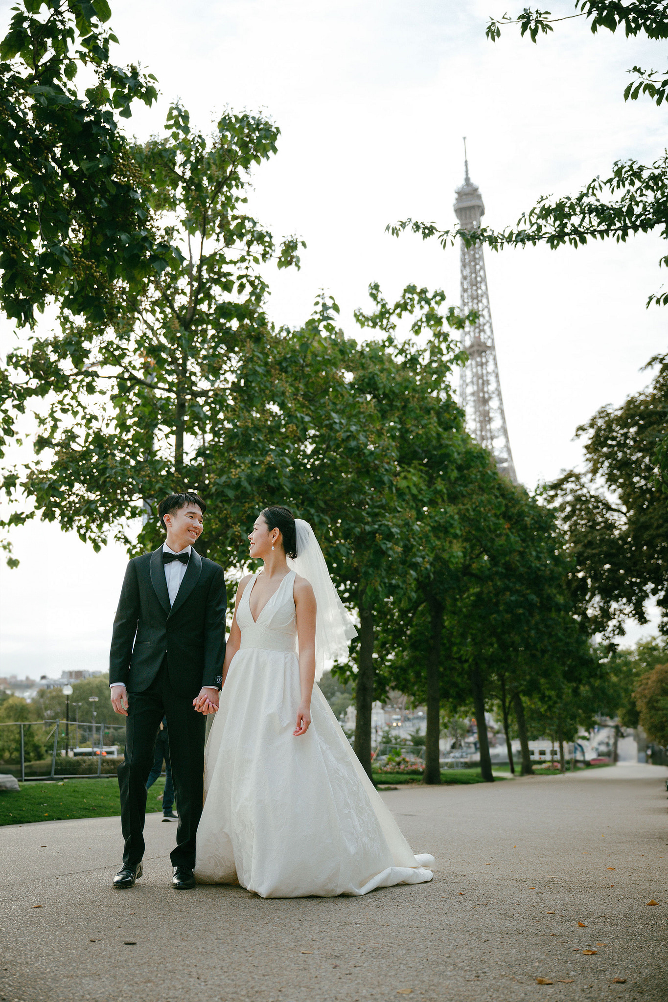 Paris Autumn Pre-Wedding Photoshoot | Place du Trocadéro, Port de Billy, Avenue de Camoëns, Louvre & Luxembourg Gardens at Place du Trocadéro & Avenue de New York pre-wedding photo