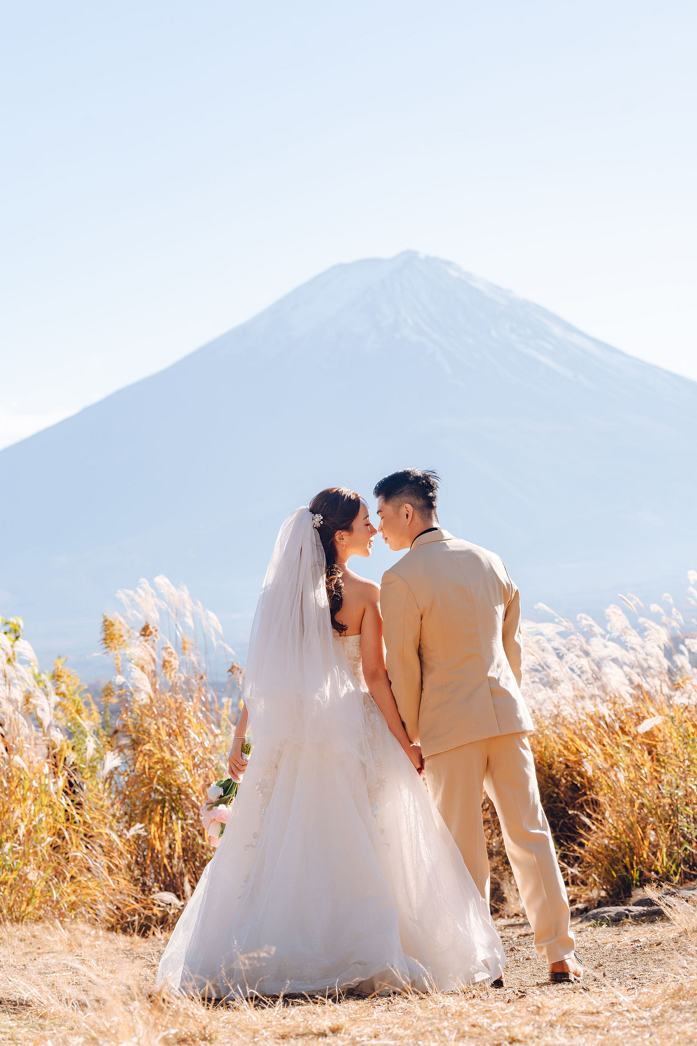 Tokyo & Mt Fuji Pre-Wedding Photoshoot | Maple Corridor, Lake Kawaguchiko & Shibuya Crossing at Lake Kawaguchiko pre-wedding photo