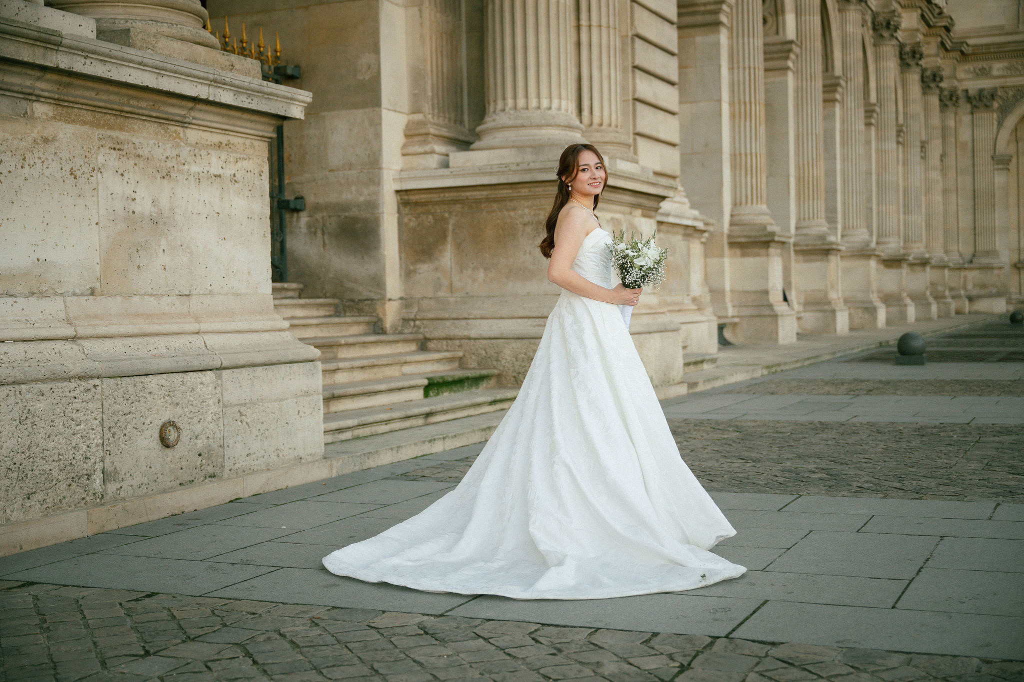 Paris Sunrise Pre-Wedding Photoshoot | Place du Trocadéro, Louvre, Parisian Café & Bir-Hakeim Bridge 巴黎日出婚紗攝影｜特羅卡德羅廣場、羅浮宮、巴黎咖啡館與比爾阿克姆橋 at Louvre pre-wedding photo