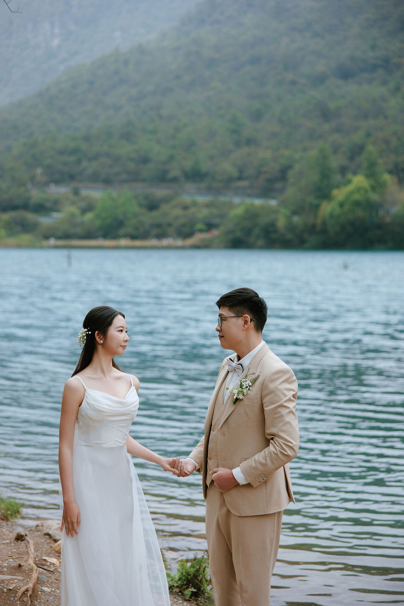 Lijiang, Yunnan Pre-Wedding Photoshoot | Spruce Meadow, Blue Moon Valley, Yulong Snow Mountain & Shuhe Ancient Town at Blue Moon Valley pre-wedding photo