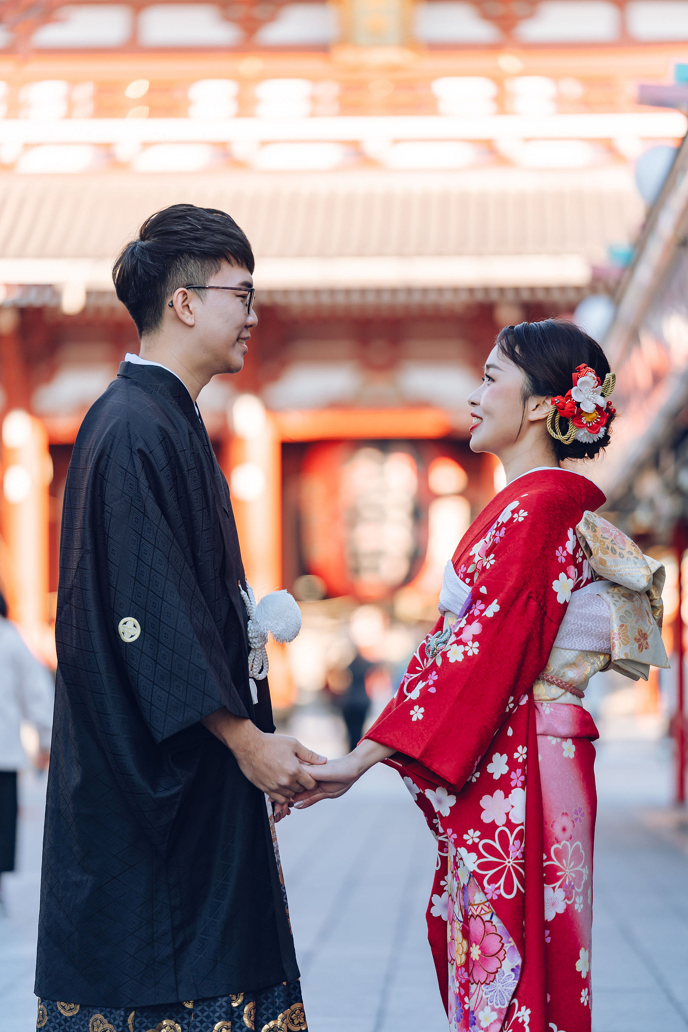 Tokyo & Mt Fuji Pre-Wedding Photoshoot | Asakusa Temple, Maple Corridor, Susuki Fields & Lake Kawaguchiko at Asakusa Temple pre-wedding photo