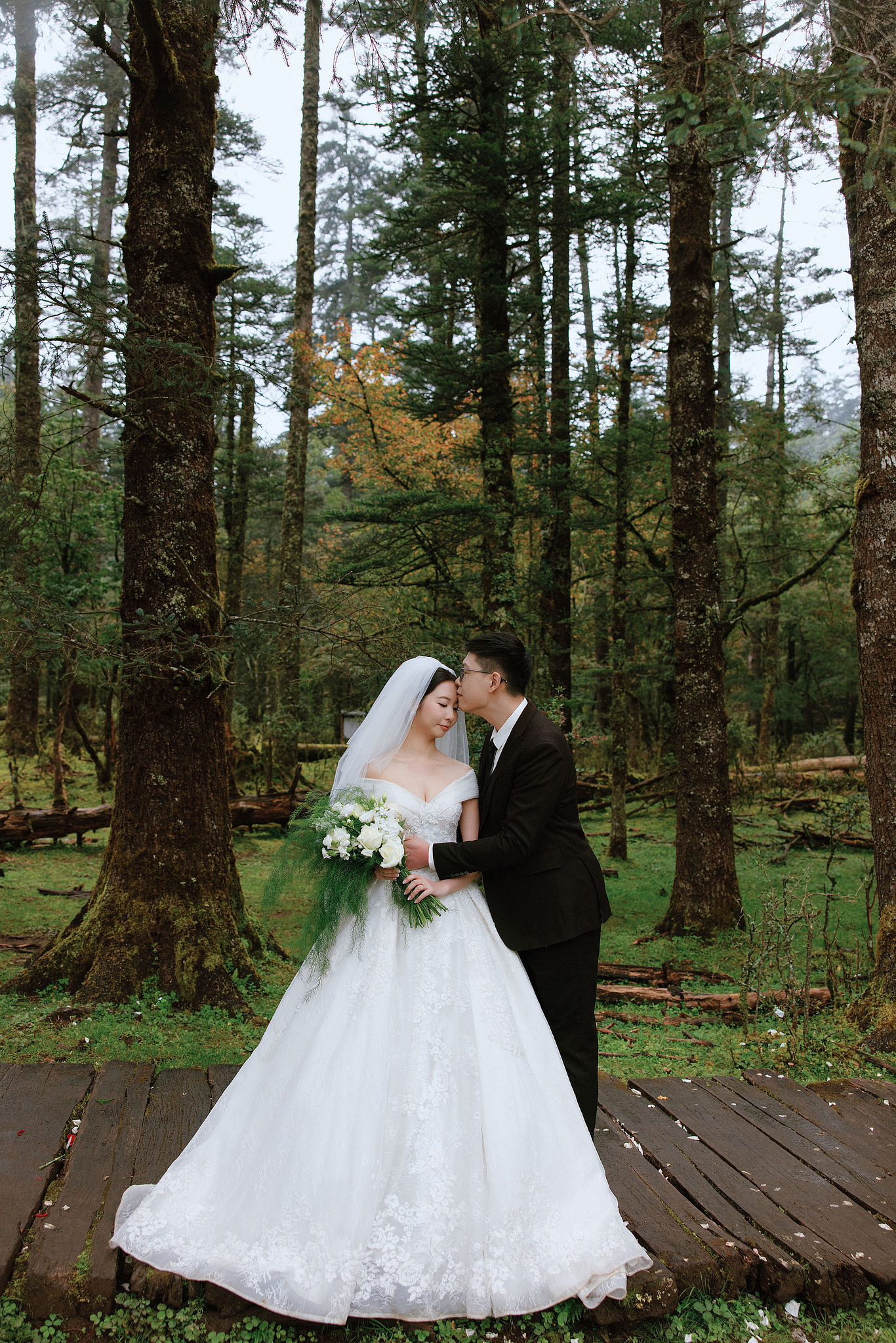 Lijiang, Yunnan Pre-Wedding Photoshoot | Spruce Meadow, Blue Moon Valley, Yulong Snow Mountain & Shuhe Ancient Town at Spruce Meadow pre-wedding photo