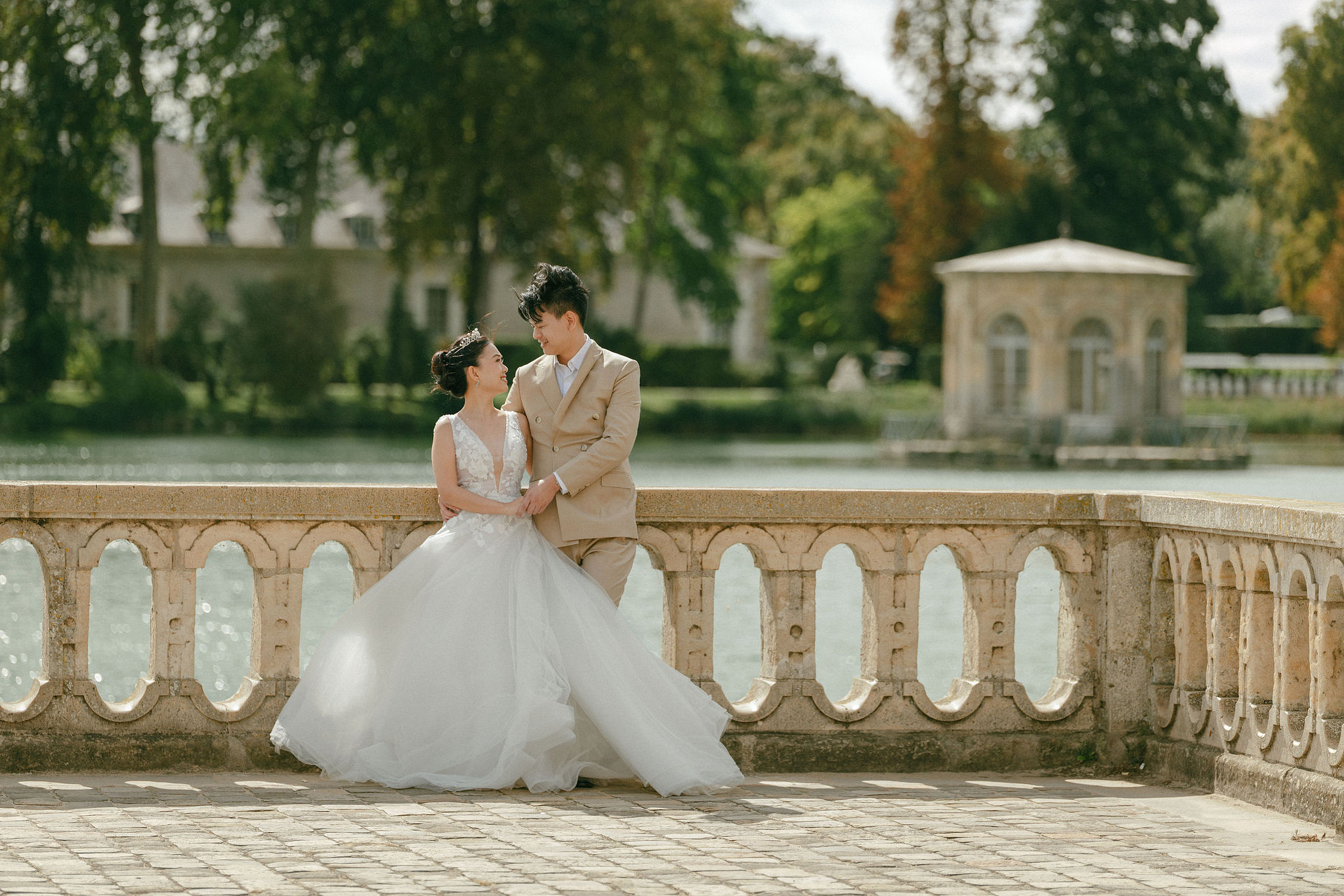 Paris Pre-Wedding Photoshoot | Bir-Hakeim Bridge, Paris Streets & Château de Fontainebleau at Château de Fontainebleau pre-wedding photo