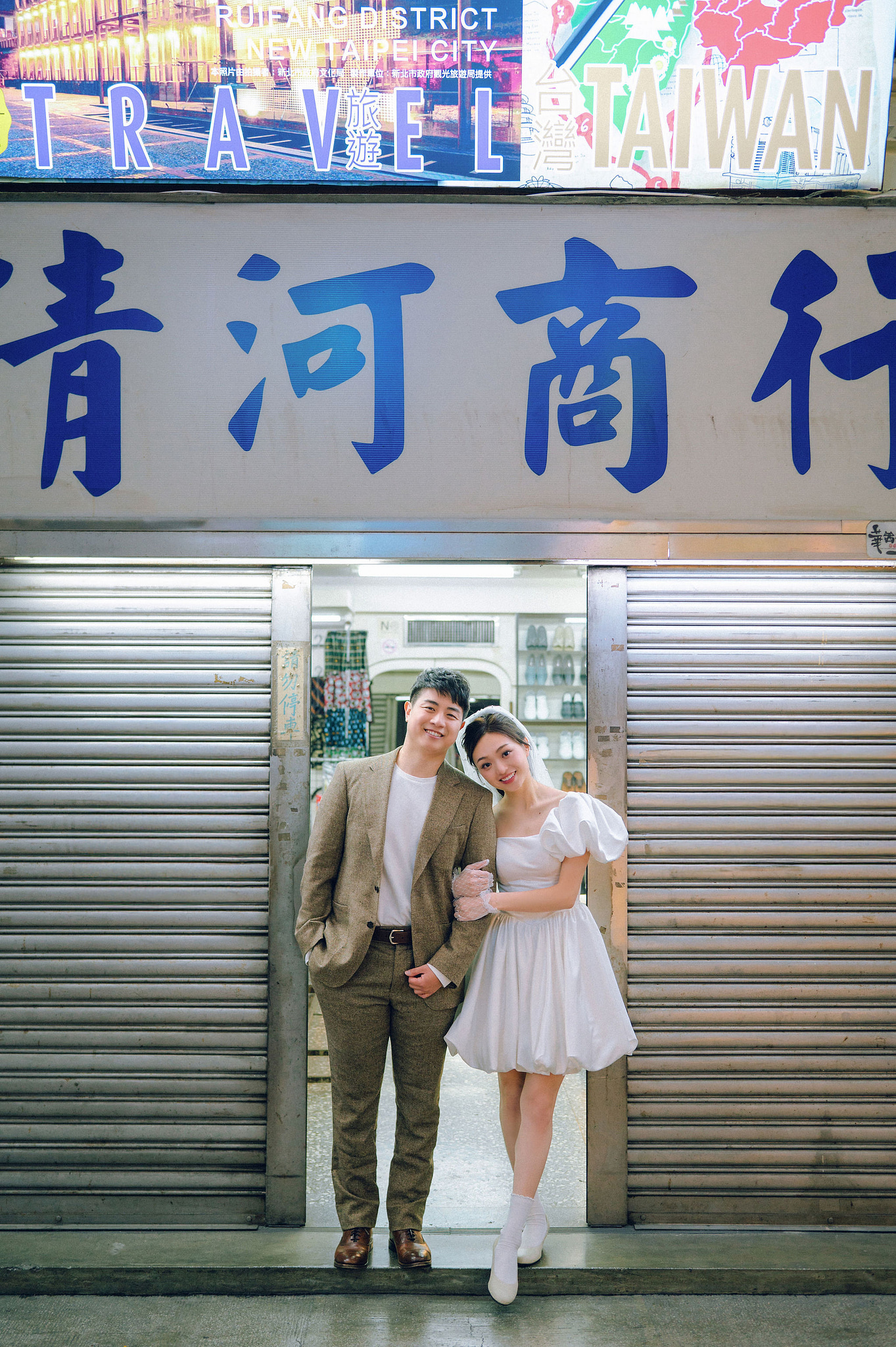 Taiwan Pre-Wedding Photoshoot | Dadaocheng, Nanjing Road & Huaxi Street at Huaxi Street pre-wedding photo