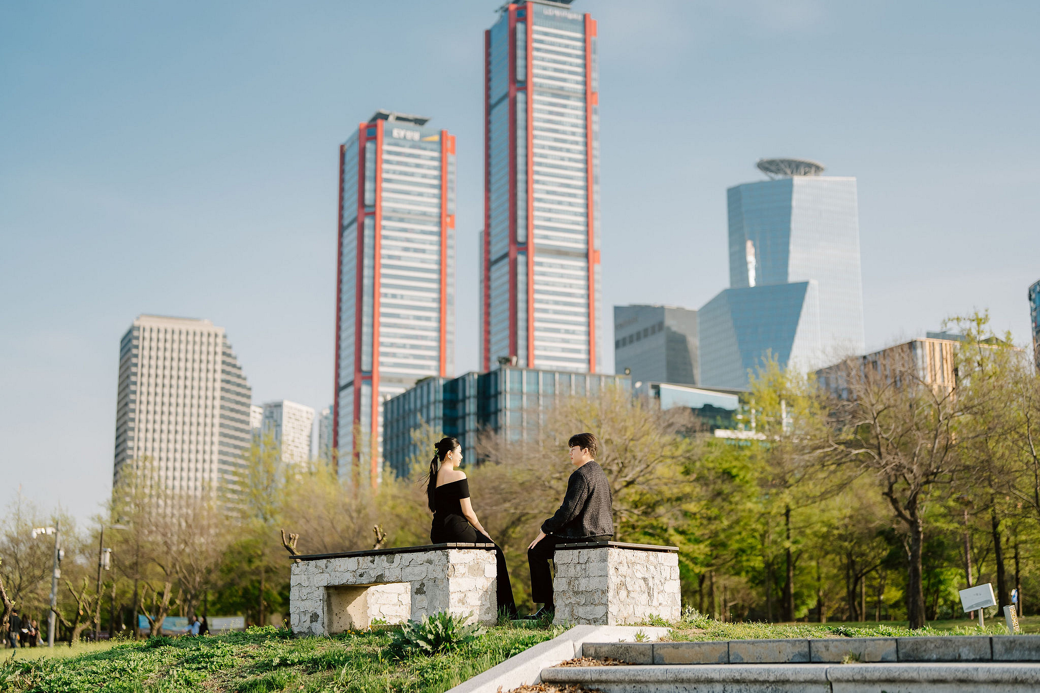Seoul Pre-Wedding Photoshoot | Namsan, City Streets & Hangang Park at Hangang Park pre-wedding photo