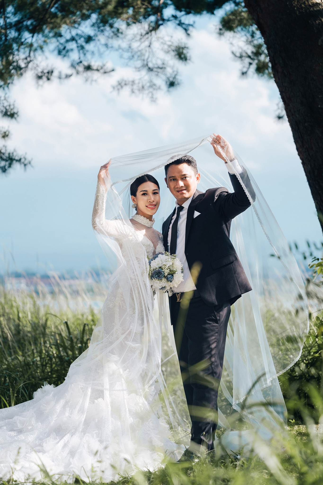 Mt. Fuji & Tokyo Pre-Wedding Photoshoot | Chureito Pagoda, Lake Kawaguchiko & Shinjuku at Lake Kawaguchiko pre-wedding photo