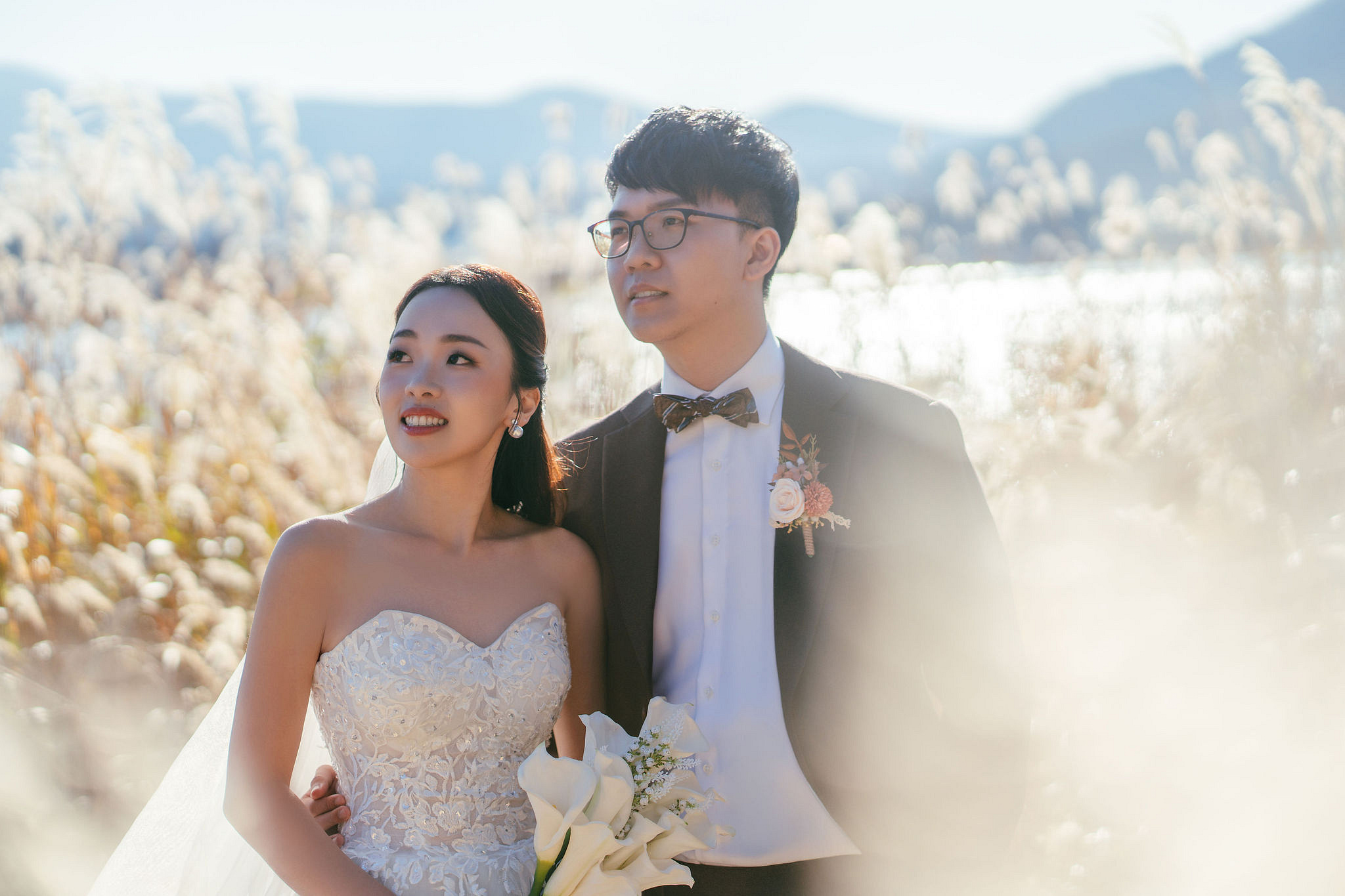 Tokyo & Mt Fuji Pre-Wedding Photoshoot | Asakusa Temple, Maple Corridor, Susuki Fields & Lake Kawaguchiko at Suzuki Fields pre-wedding photo