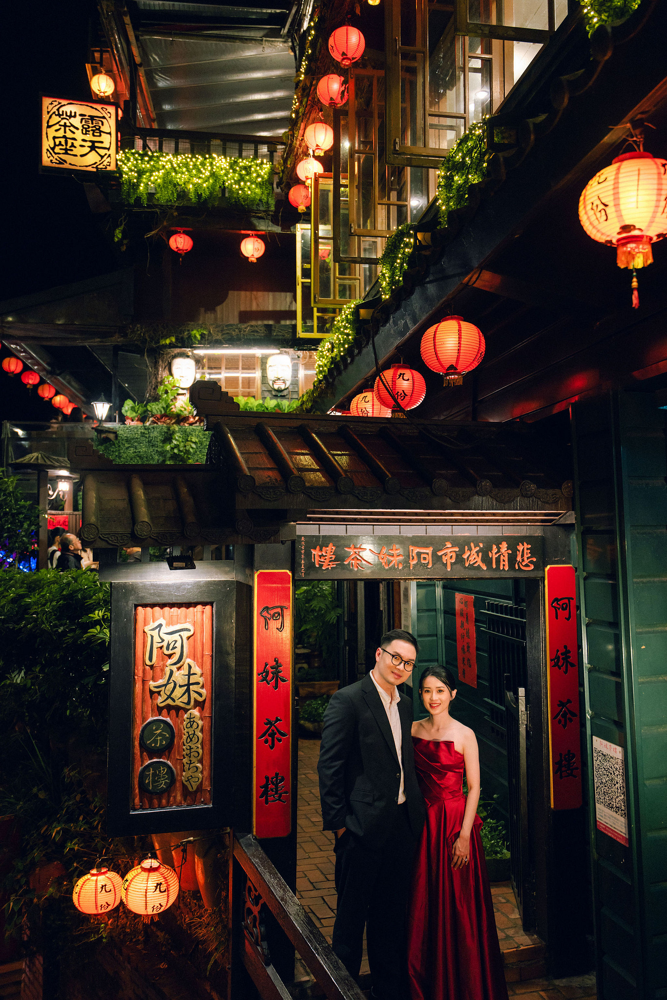 Taiwan Pre-Wedding Photoshoot | Dadaocheng, Shifen & Jiufen at Jiufen pre-wedding photo