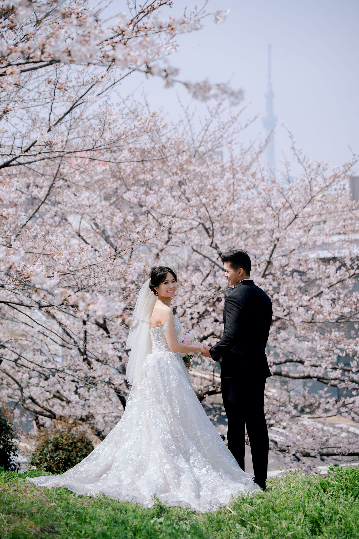 Tokyo & Mt Fuji Pre-Wedding Photoshoot | Senso-Ji Temple, Tokyo Park & Lake Kawaguchiko at Tokyo Park pre-wedding photo