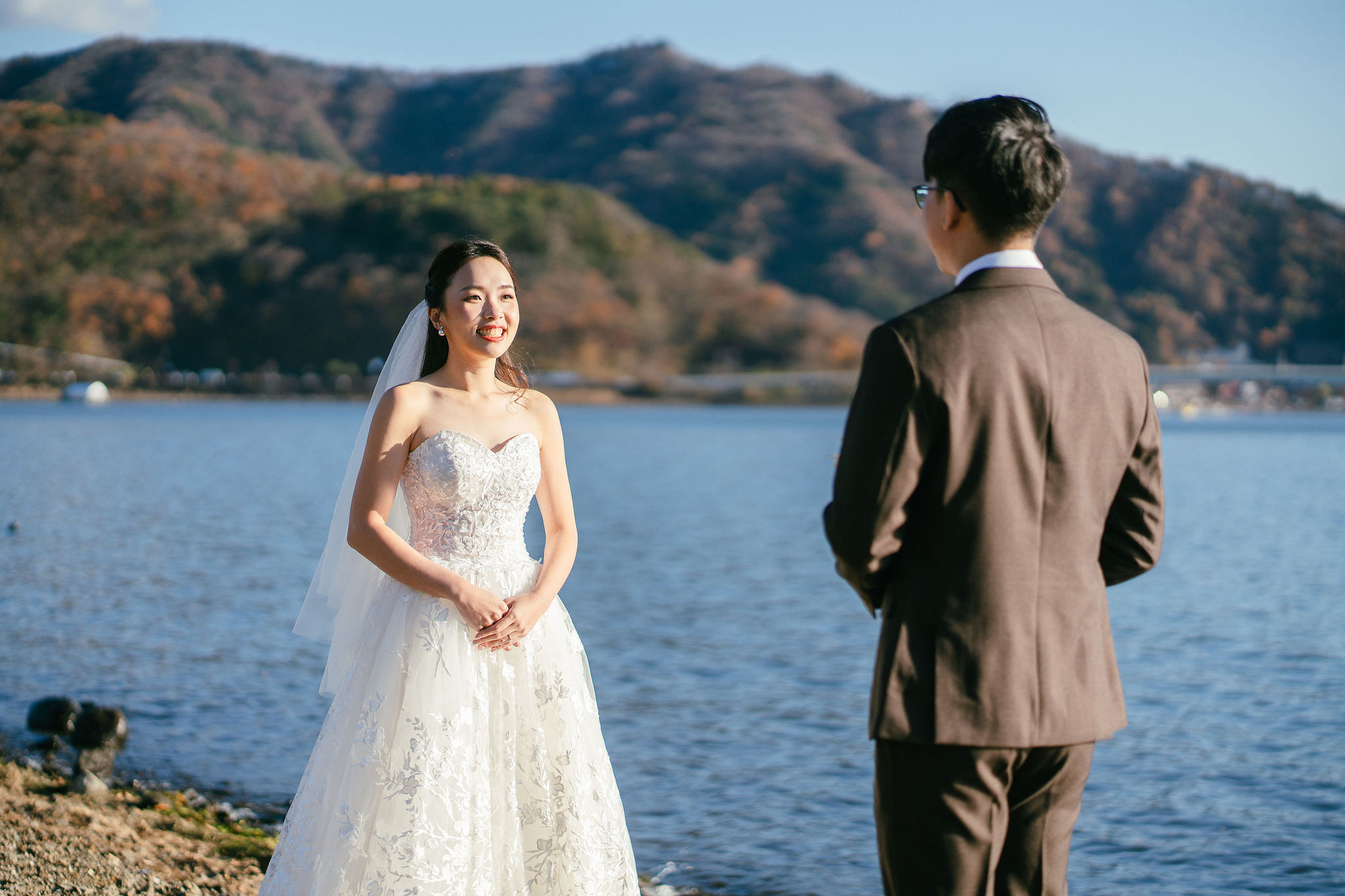 Tokyo & Mt Fuji Pre-Wedding Photoshoot | Asakusa Temple, Maple Corridor, Susuki Fields & Lake Kawaguchiko at Lake Kawaguchiko pre-wedding photo
