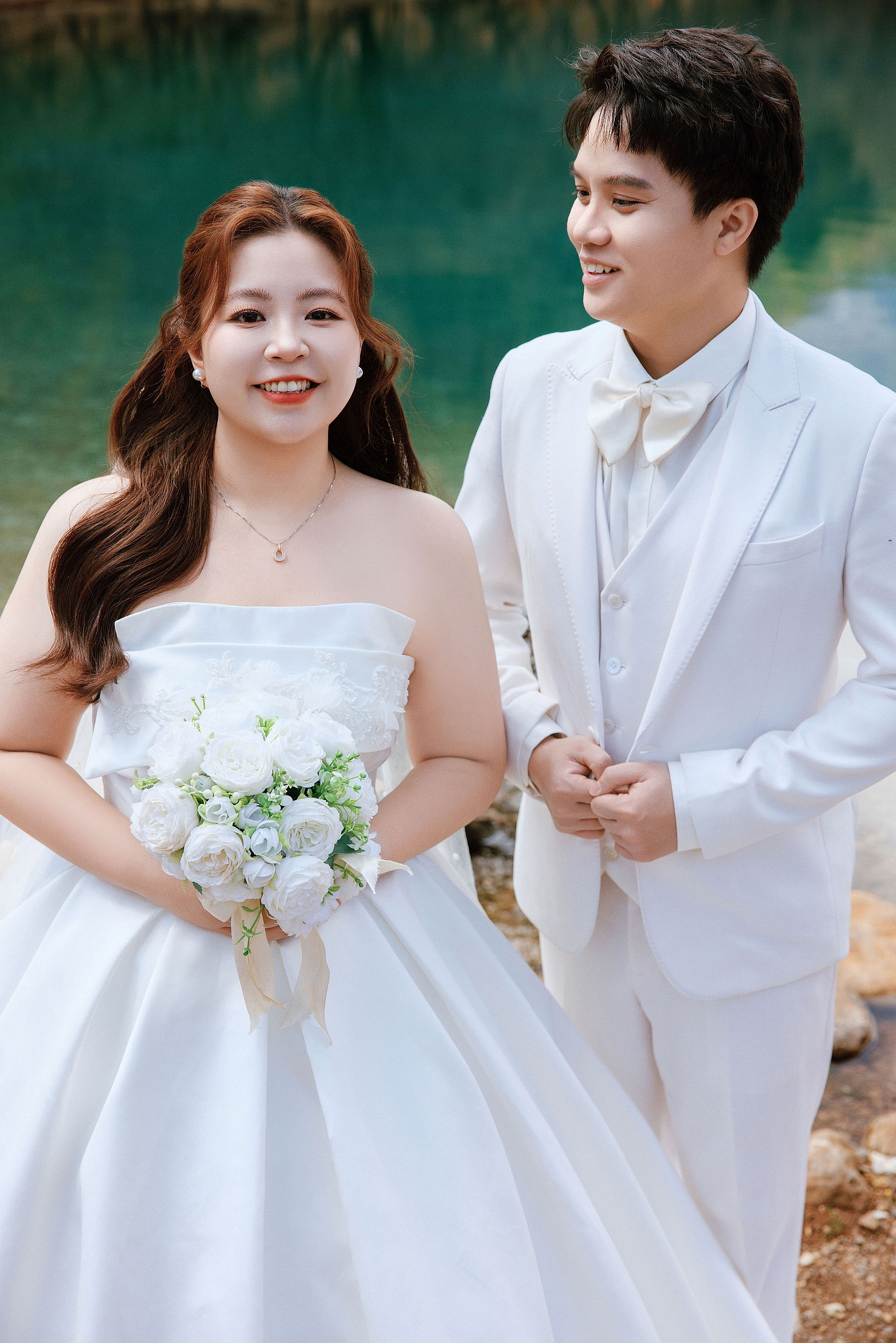 Lijiang Pre-Wedding Photoshoot | Spruce Meadow, Blue Moon Valley & Alpine Lake at Blue Moon Valley pre-wedding photo