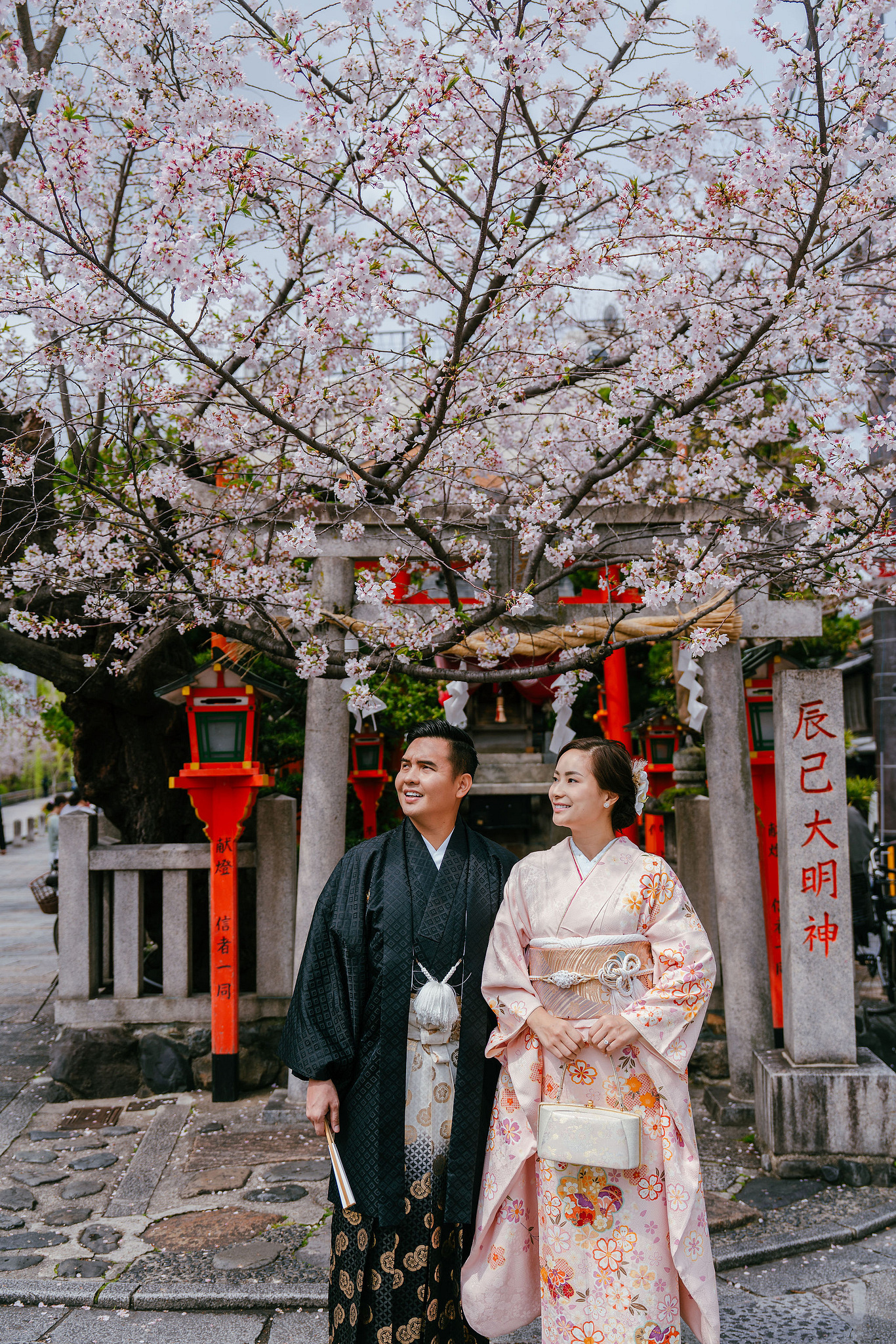 Kyoto Pre-Wedding Photoshoot | Gion Canal, Ninenzaka & Mount Wakakusa at Gion Shirakawa Canal pre-wedding photo