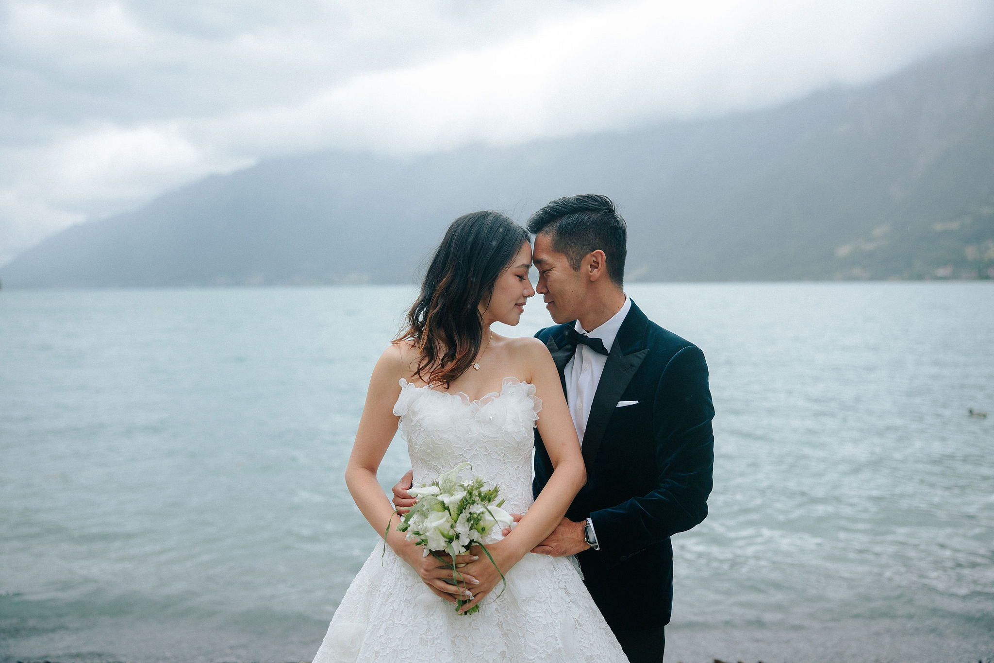 Switzerland Pre-Wedding Photoshoot | Grindelwald Village & Lauterbrunnen & Lake Lungern at Lake Lungern pre-wedding photo