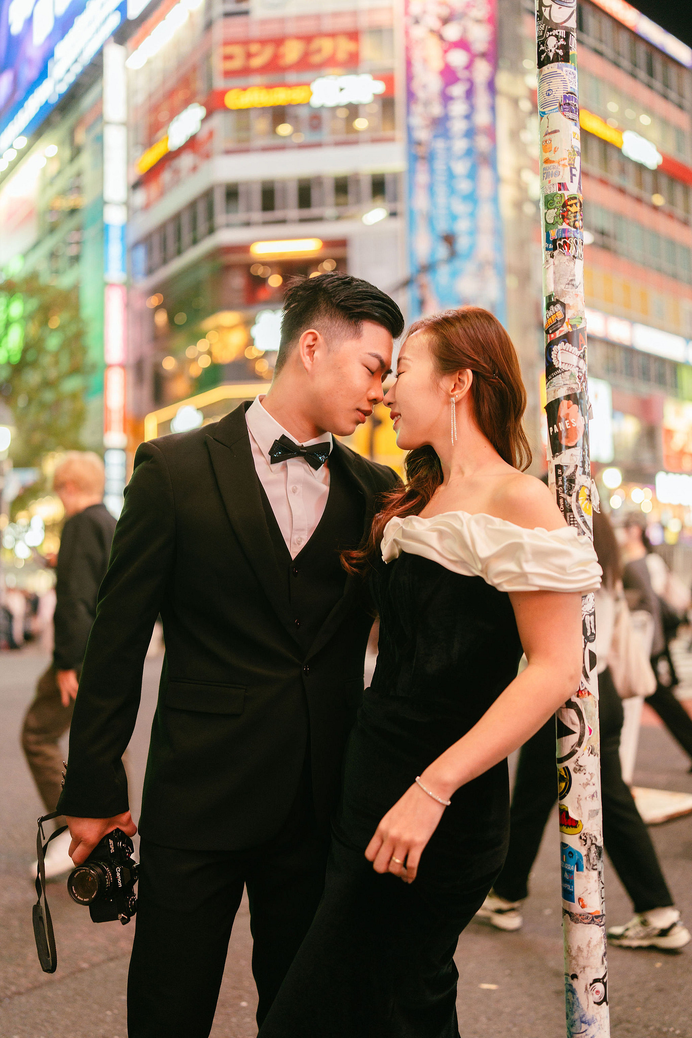 Tokyo & Mt Fuji Pre-Wedding Photoshoot | Maple Corridor, Lake Kawaguchiko & Shibuya Crossing at Shibuya Crossing pre-wedding photo