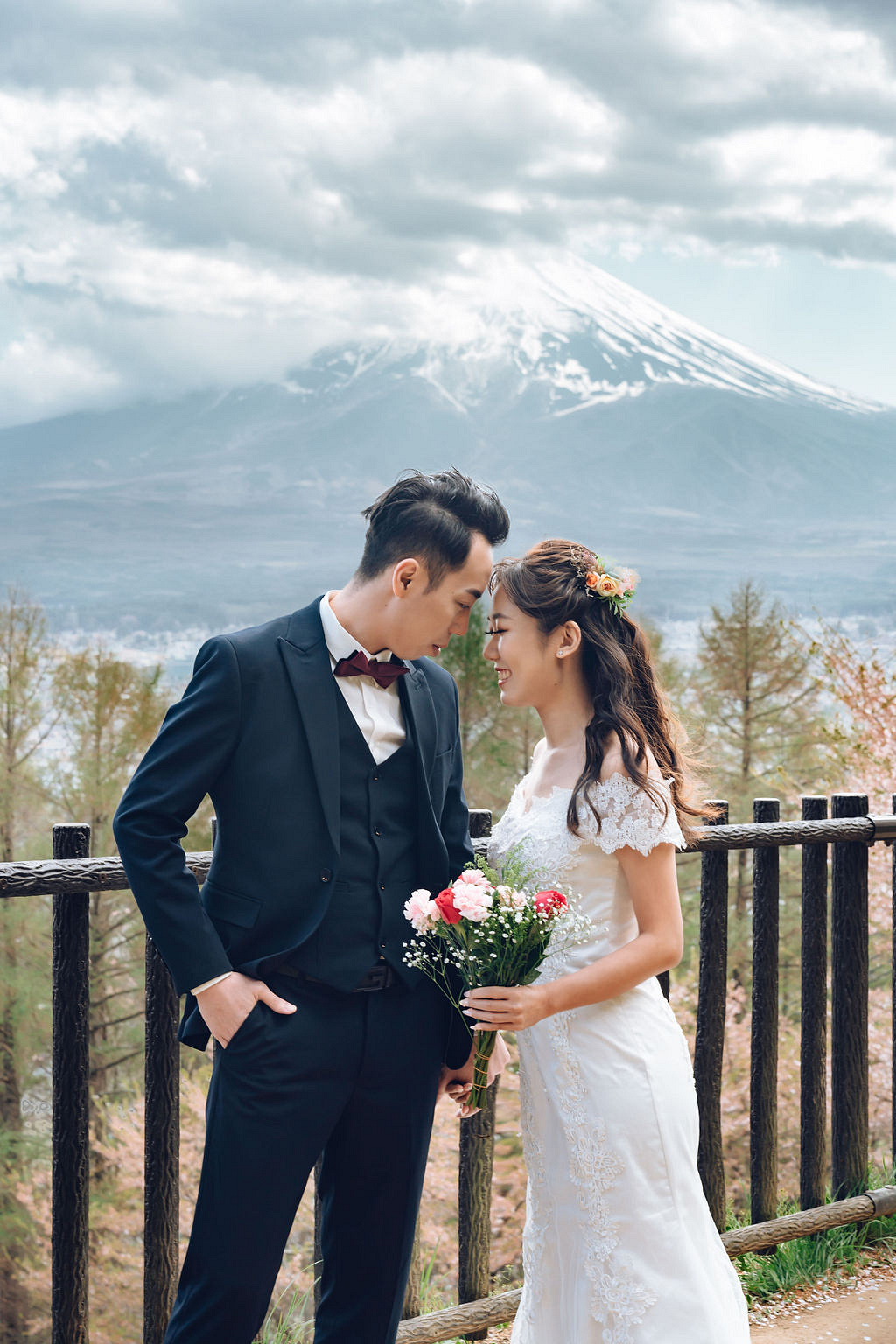 Tokyo & Mt Fuji Pre-Wedding Photoshoot | Mt Fuji Shrine, Chureito Pagoda & Lake Kawaguchiko at Chureito Pagoda pre-wedding photo
