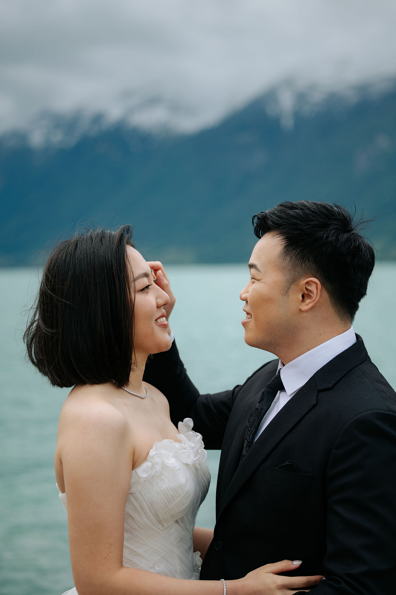 Switzerland Pre-Wedding Photoshoot | Lake Brienz & Grindelwald & Lauterbrunnen at Lake Brienz pre-wedding photo