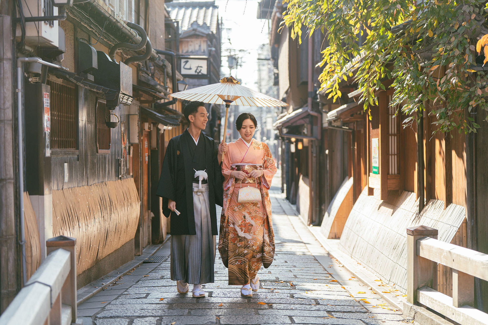Kyoto Pre-Wedding Photoshoot | Gion Streets & Fushimi Inari Shrine & Nara Park at Historic Streets & Railway Crossing pre-wedding photo