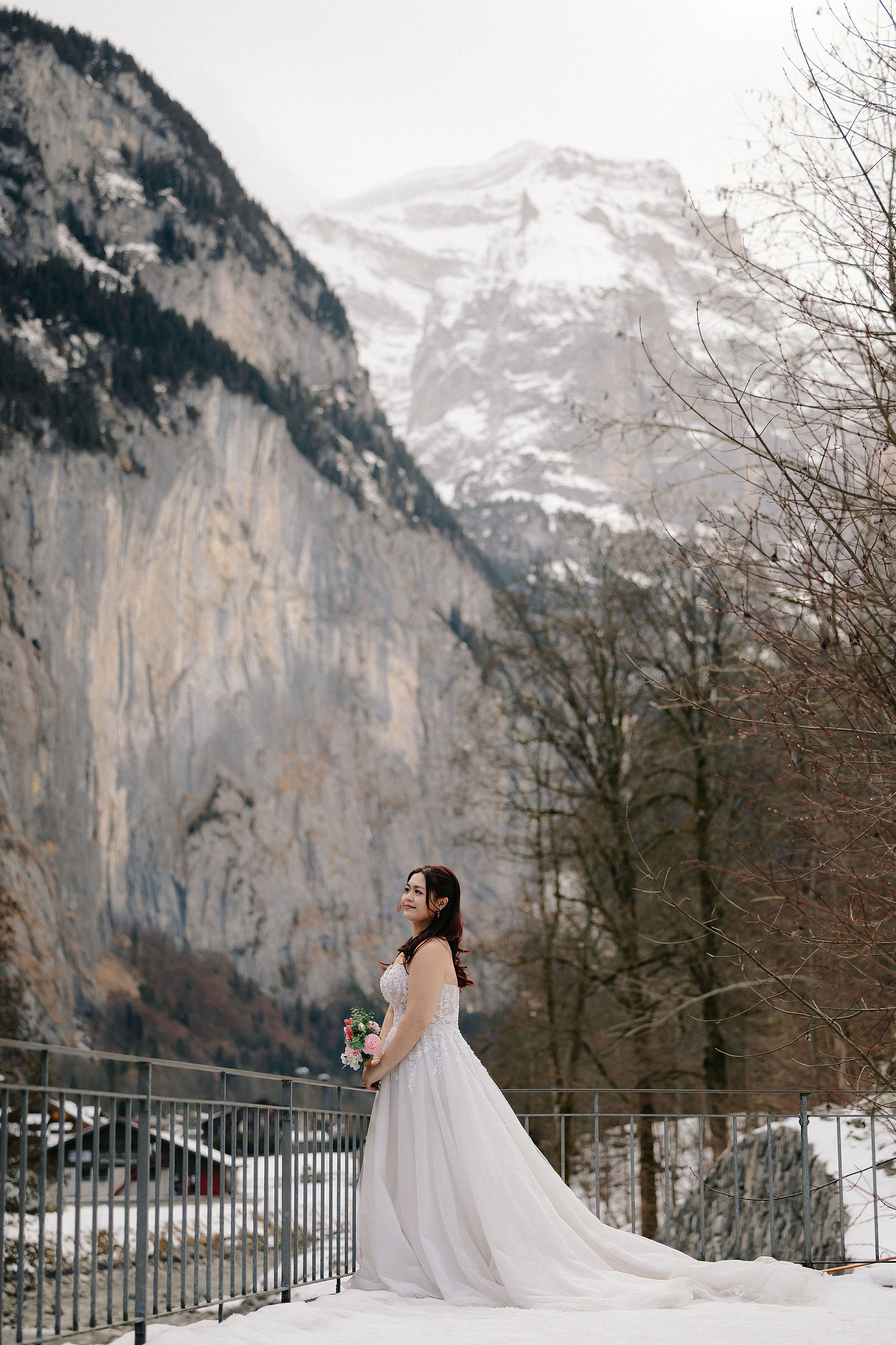 Switzerland Pre-Wedding Photoshoot | Lauterbrunnen, Grindelwald First & Lake Brienz at Lauterbrunnen pre-wedding photo