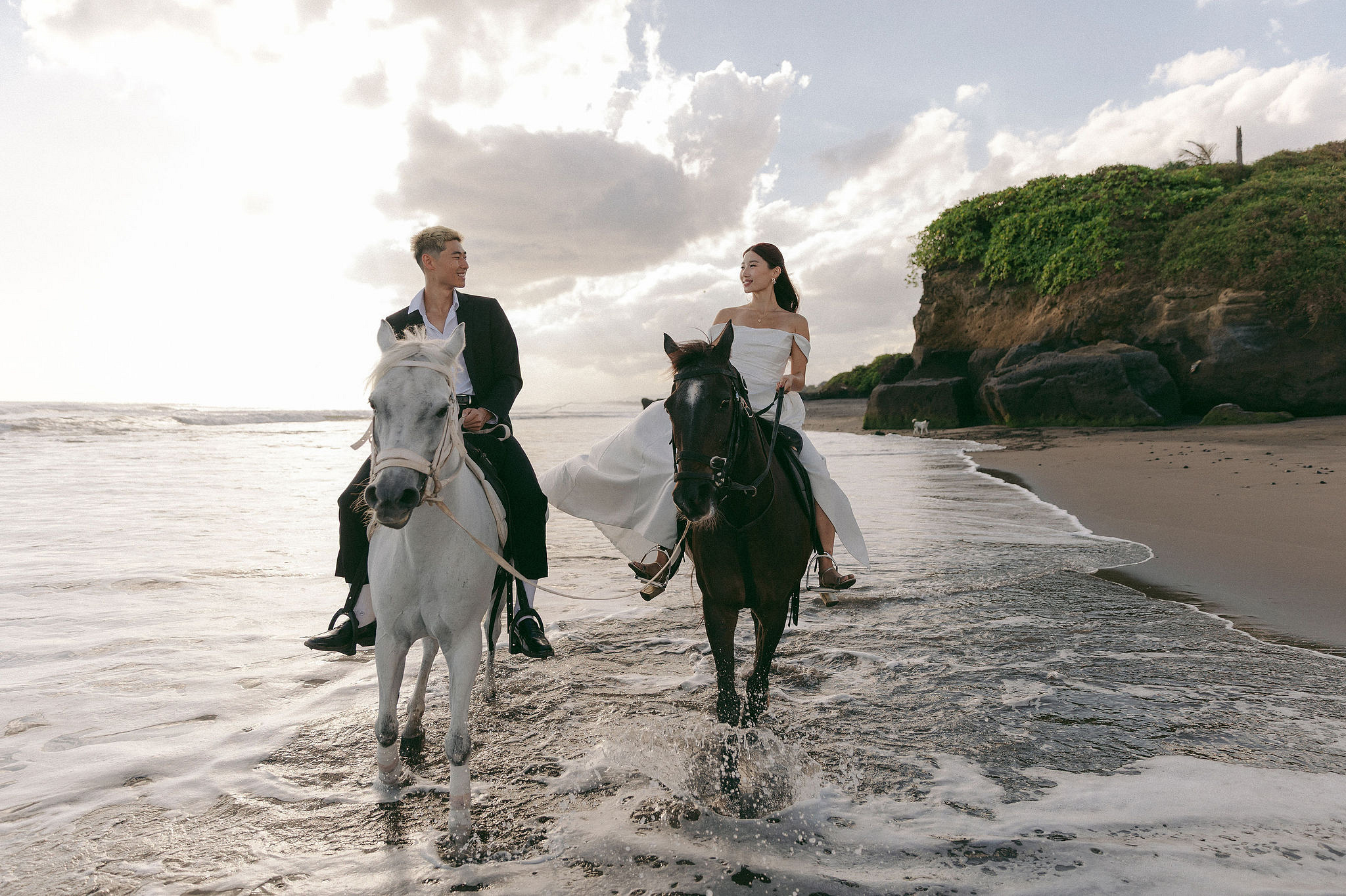 Bali Pre-Wedding Photoshoot | Mt. Batur Pinggan Village, Gelato Diner & Black Sand Beach at Beach   pre-wedding photo