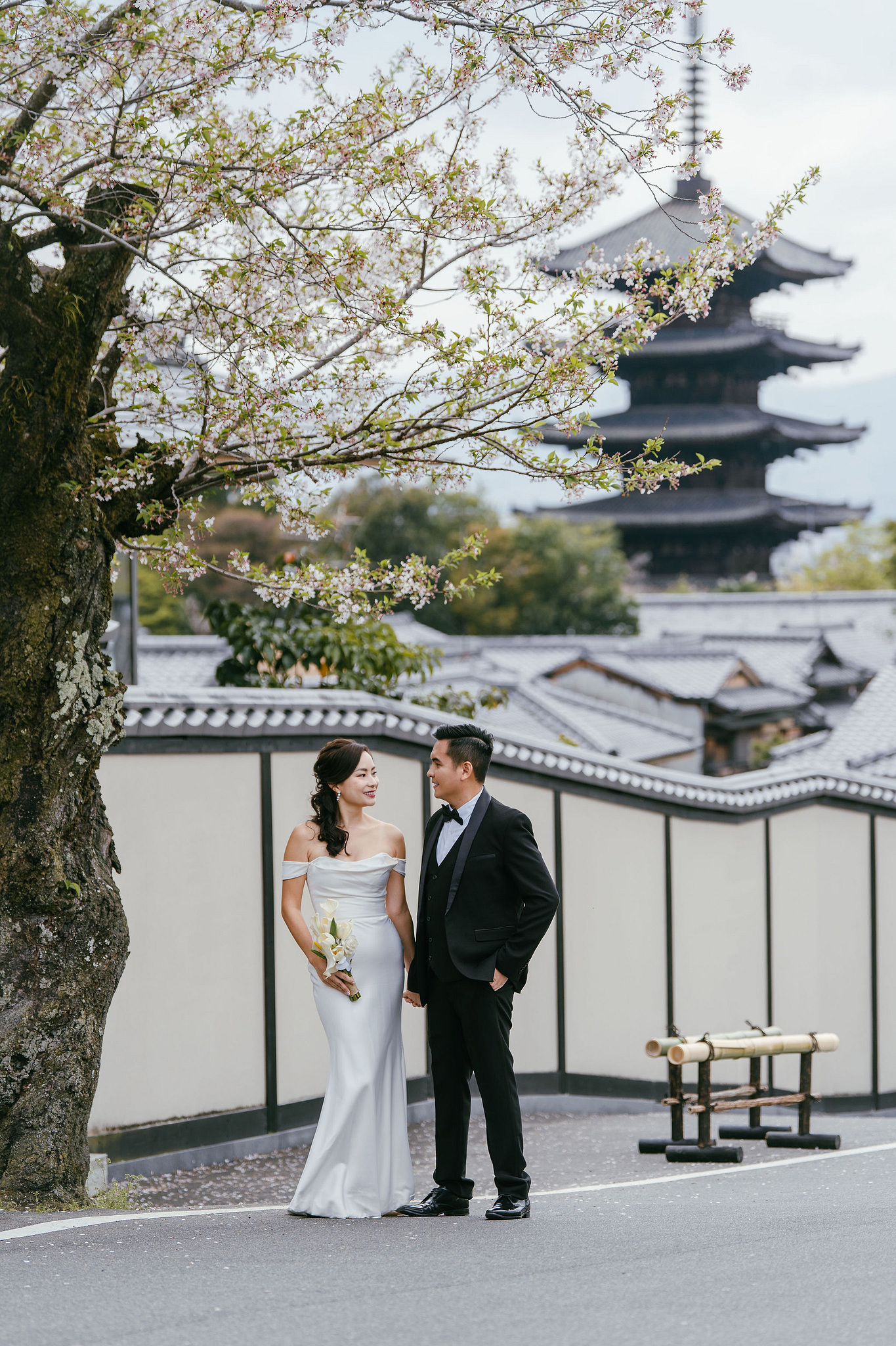 Kyoto Pre-Wedding Photoshoot | Gion Canal, Ninenzaka & Mount Wakakusa at Ninenzaka & Yasaka Pagoda pre-wedding photo
