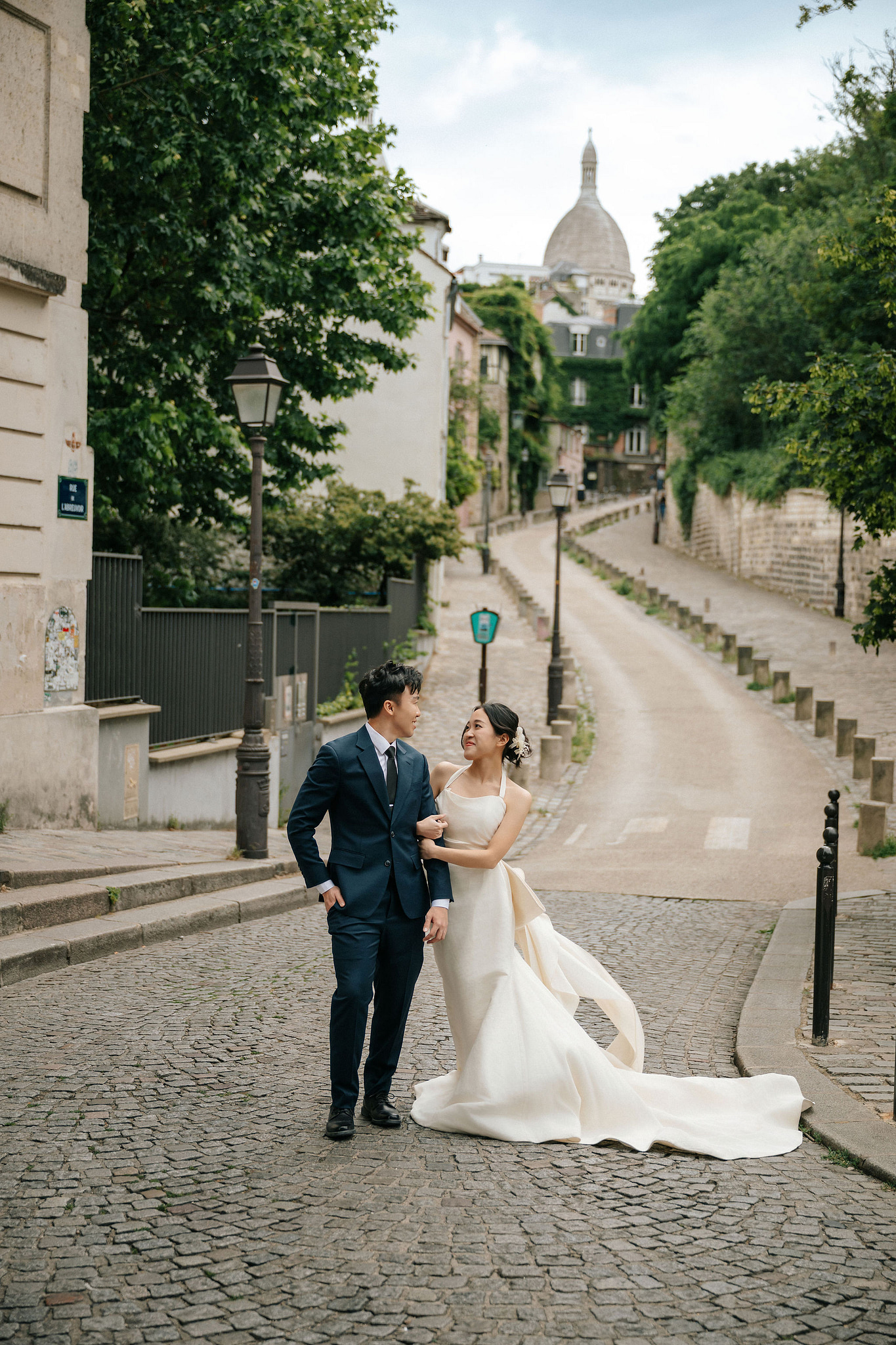 Paris Pre-Wedding Photoshoot | Place du Trocadéro, Bir-Hakeim Bridge, Louvre Pyramid, Tuileries Garden & Montmartre at Montmartre pre-wedding photo