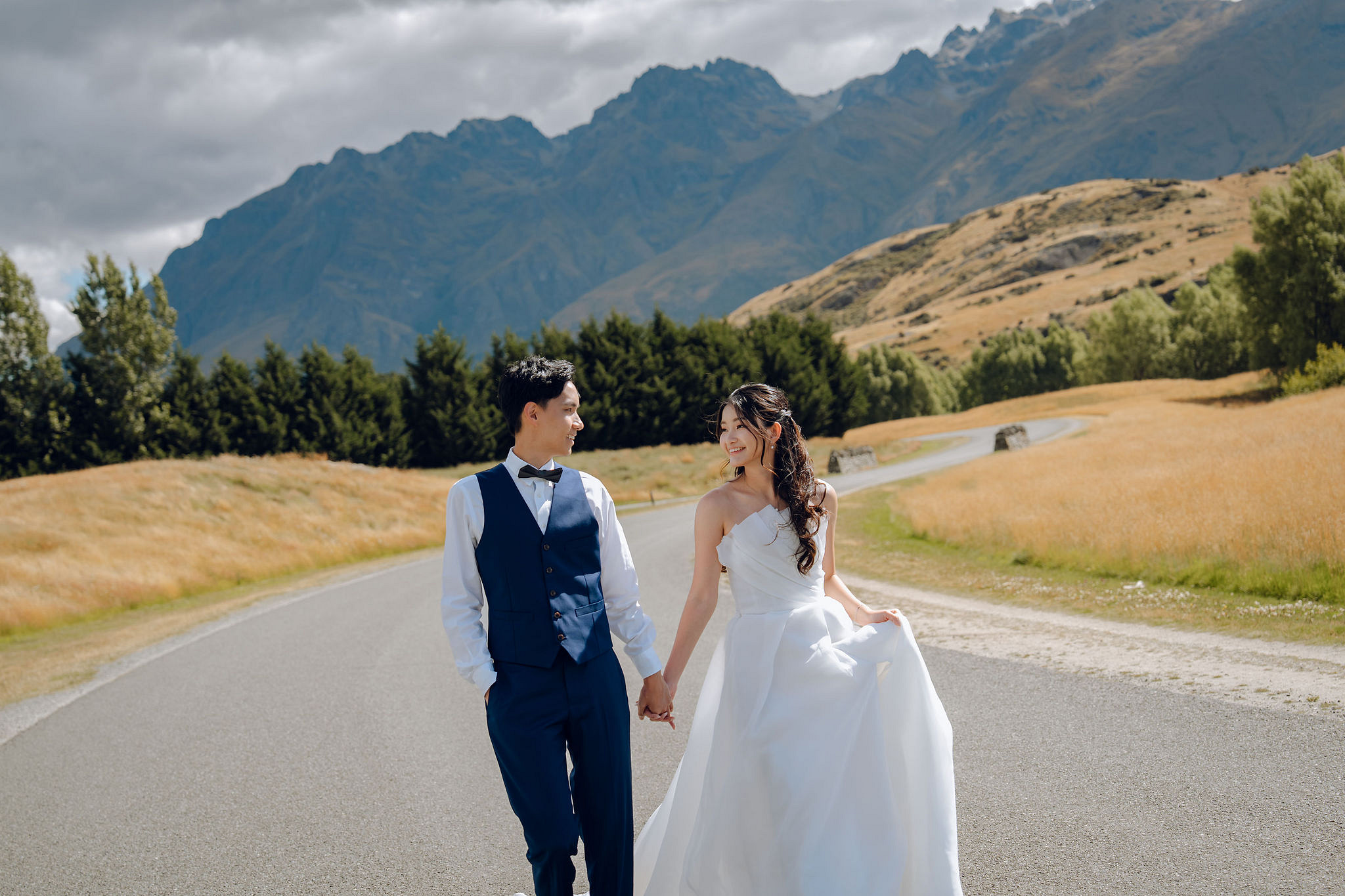 New Zealand Pre-Wedding Photoshoot | Coromandel Peak, Queenstown Highway & Alpaca Farm at Queenstown Highway pre-wedding photo