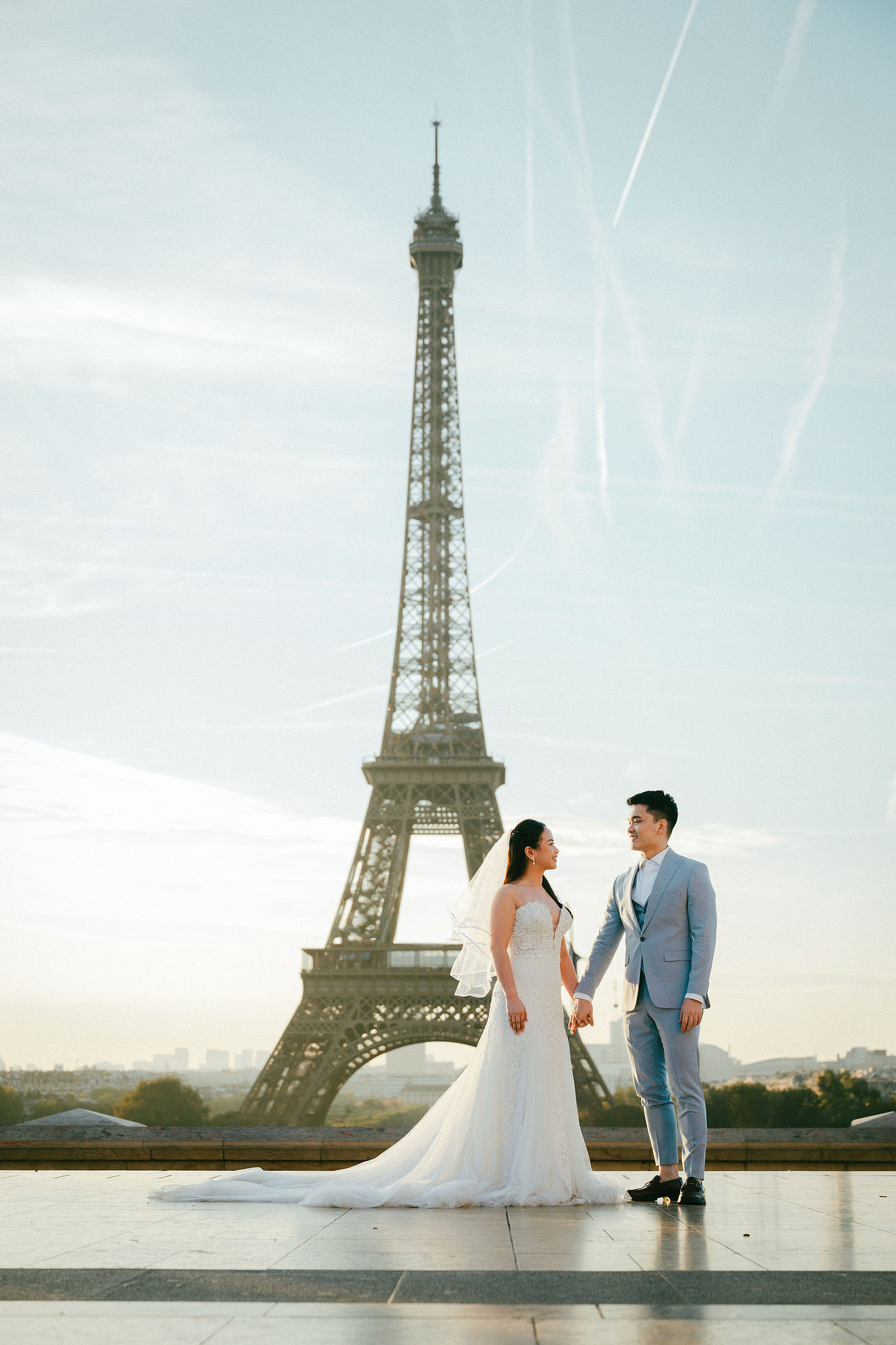 Paris Pre-Wedding Photoshoot | Trocadéro, Vintage Car, Parisian Café, Paris Rooftop & Louvre at Place du Trocadéro pre-wedding photo