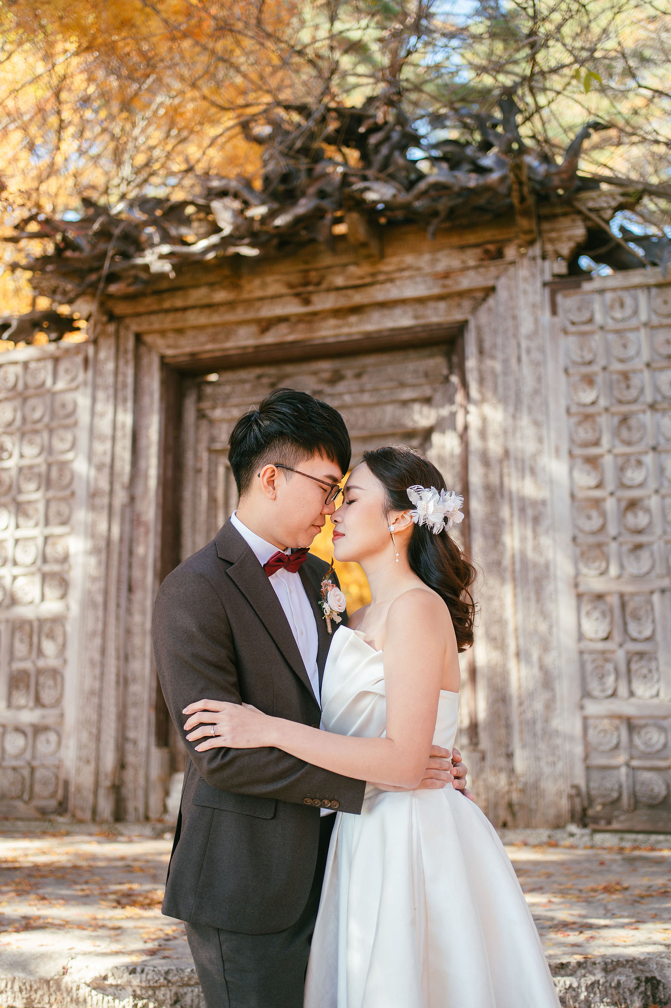 Tokyo & Mt Fuji Pre-Wedding Photoshoot | Asakusa Temple, Maple Corridor, Susuki Fields & Lake Kawaguchiko at Maple Corridor pre-wedding photo