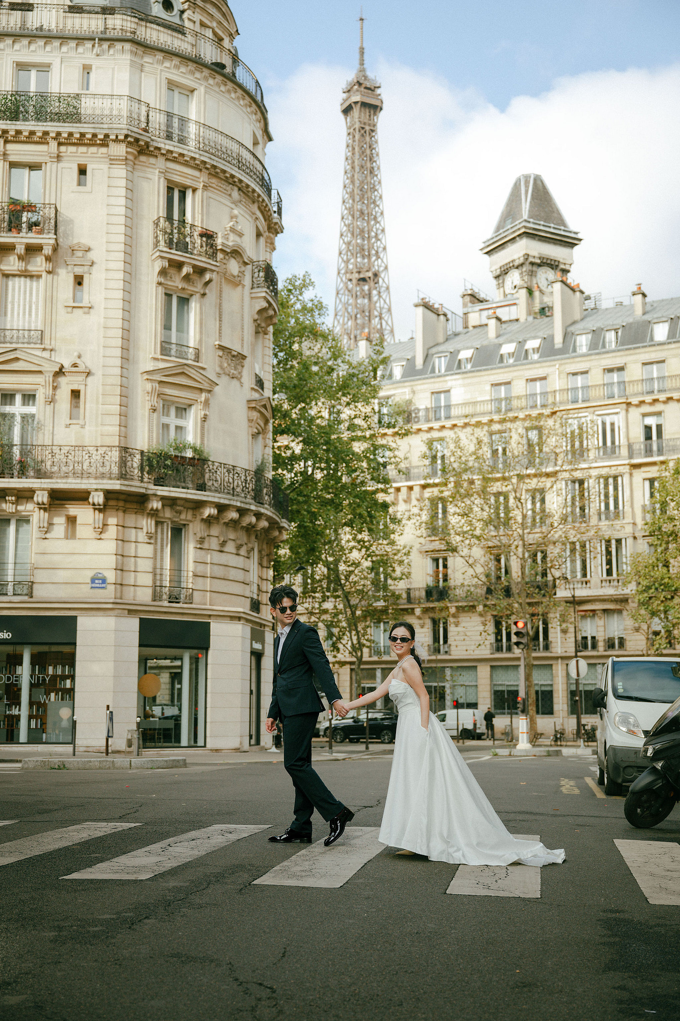Paris Pre-Wedding Photoshoot | Bir-Hakeim Bridge, Paris Streets & Château de Fontainebleau at Paris Streets pre-wedding photo