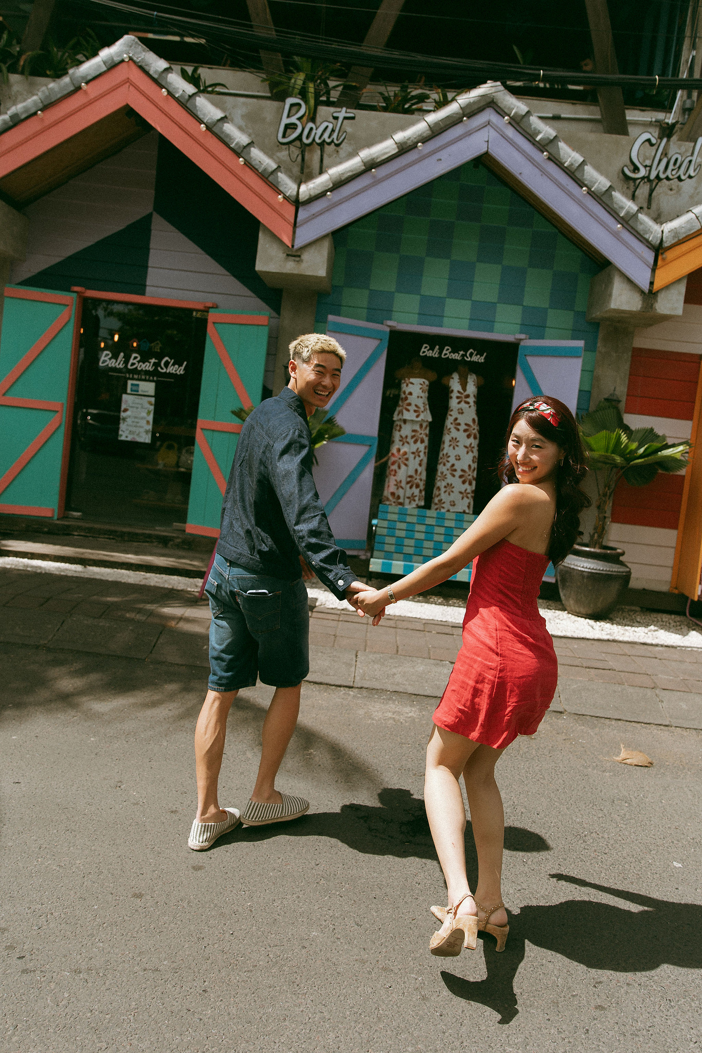Bali Pre-Wedding Photoshoot | Mt. Batur Pinggan Village, Gelato Diner & Black Sand Beach at Restaurant   pre-wedding photo