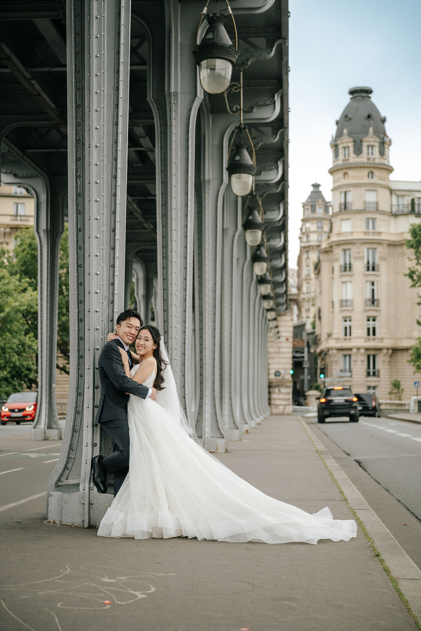 Paris Pre-Wedding Photoshoot | Place du Trocadéro, Bir-Hakeim Bridge, Louvre Pyramid, Tuileries Garden & Montmartre at Bir-Hakeim Bridge pre-wedding photo
