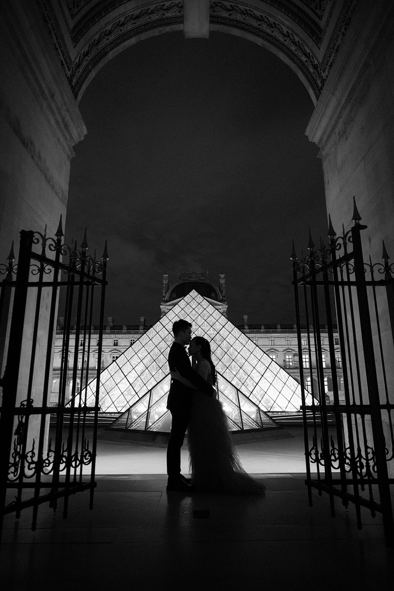 Paris Pre-Wedding Photoshoot | Trocadéro, Vintage Car, Parisian Café, Paris Rooftop & Louvre at Louvre pre-wedding photo