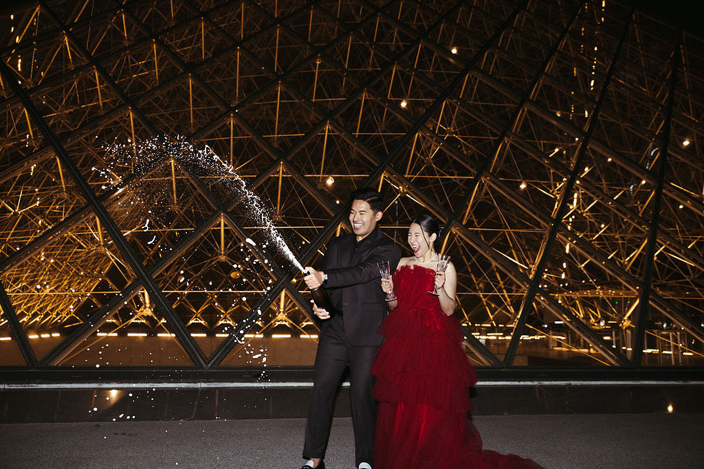 Paris Pre-Wedding Photoshoot with Eiﬀel Tower Louvre Museum Parisian Cafe Vintage Car Rooftop Night at Louvre Museum pre-wedding photo