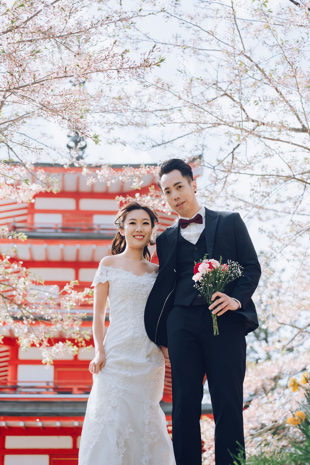 Tokyo & Mt Fuji Pre-Wedding Photoshoot | Mt Fuji Shrine, Chureito Pagoda & Lake Kawaguchiko at Chureito Pagoda pre-wedding photo