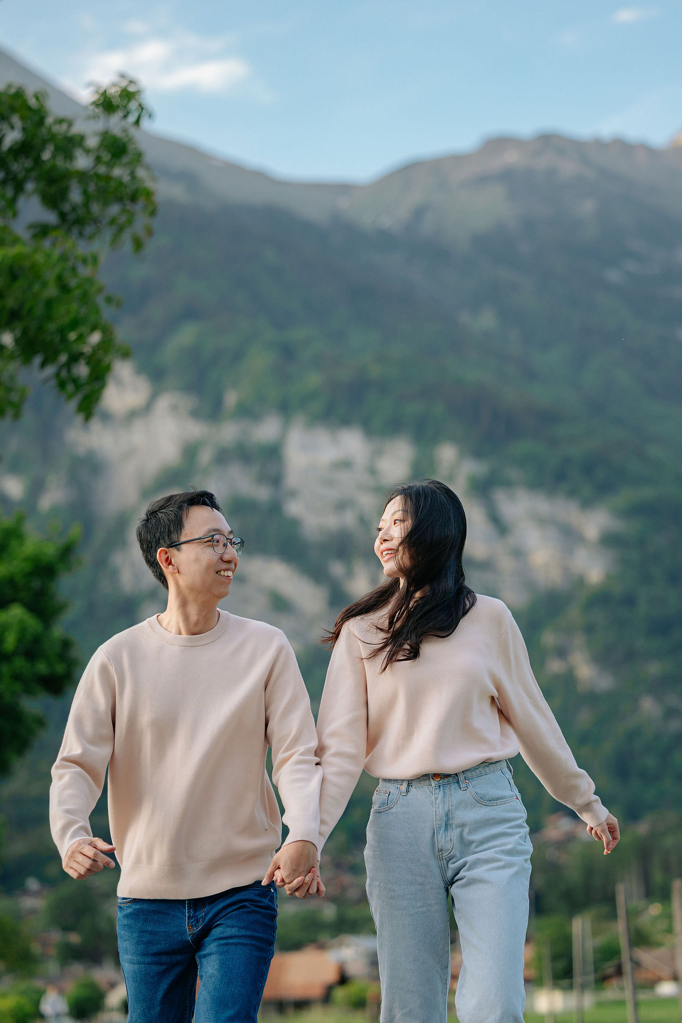 Switzerland Pre-Wedding Photoshoot | Grindelwald First & Grindelwald Village & Lake Brienz at Lake Brienz pre-wedding photo