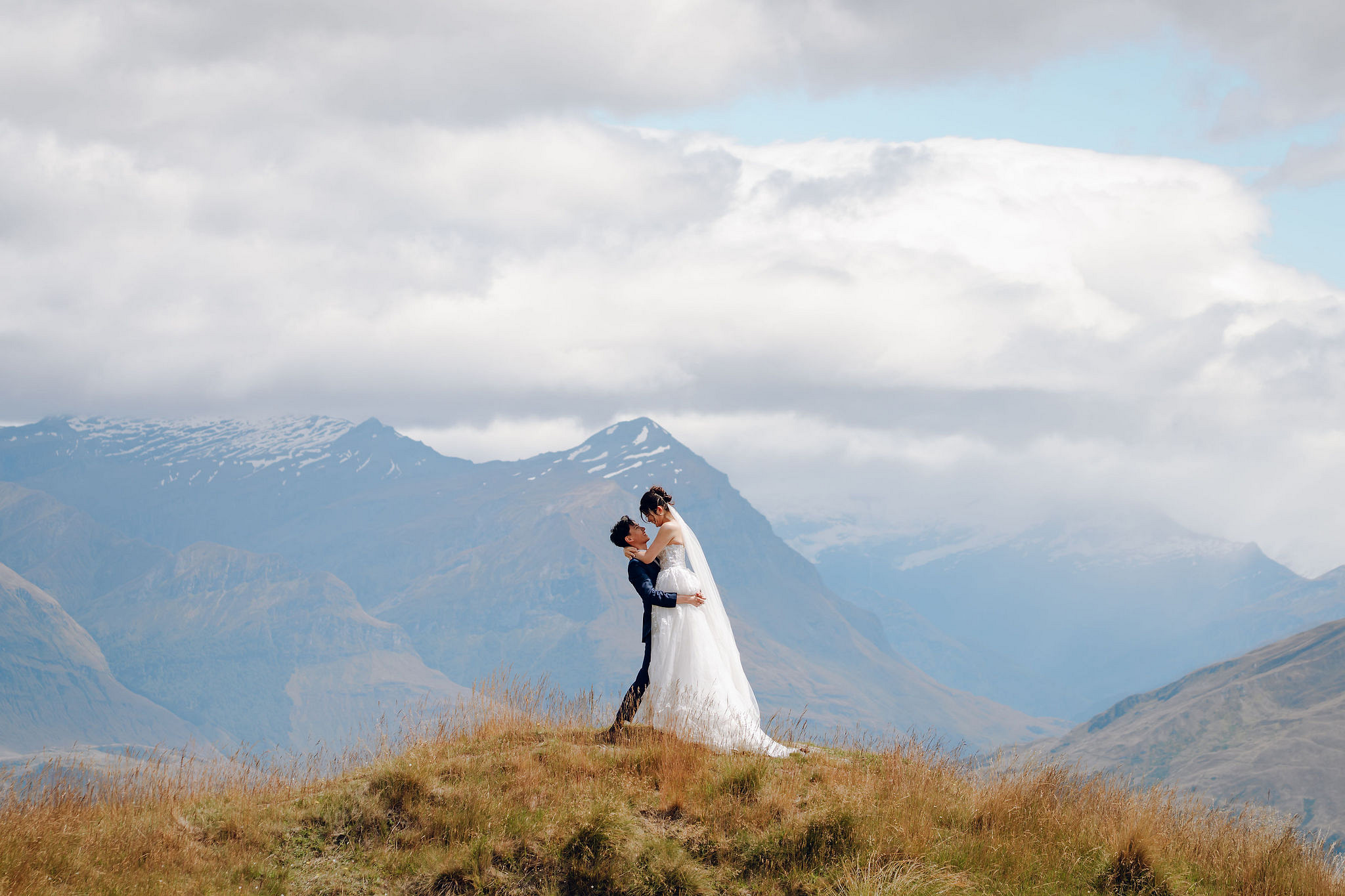 New Zealand Pre-Wedding Photoshoot | Coromandel Peak, Queenstown Highway & Alpaca Farm at Coromandel Peak pre-wedding photo