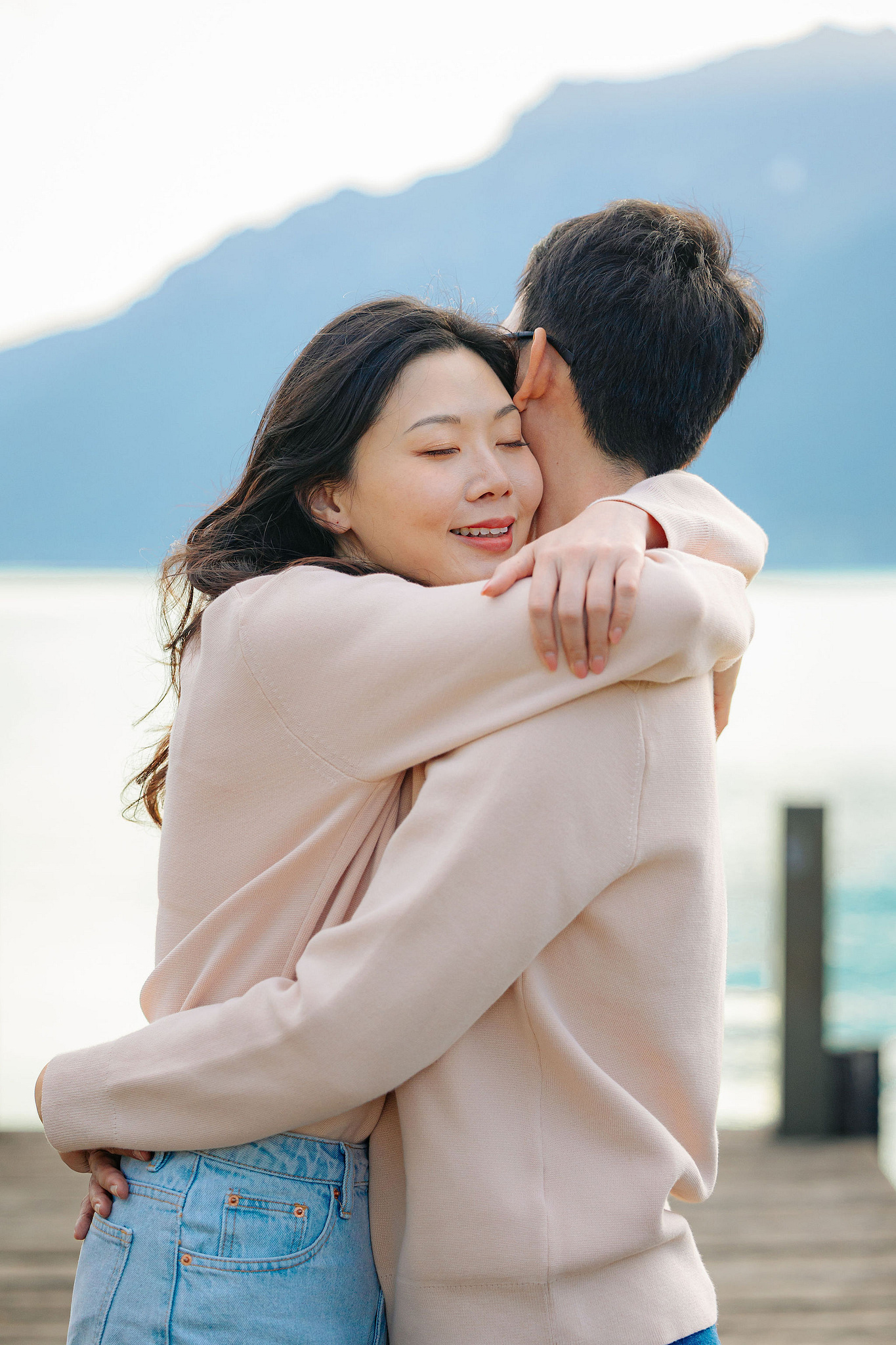 Switzerland Pre-Wedding Photoshoot | Grindelwald First & Grindelwald Village & Lake Brienz at Lake Brienz pre-wedding photo