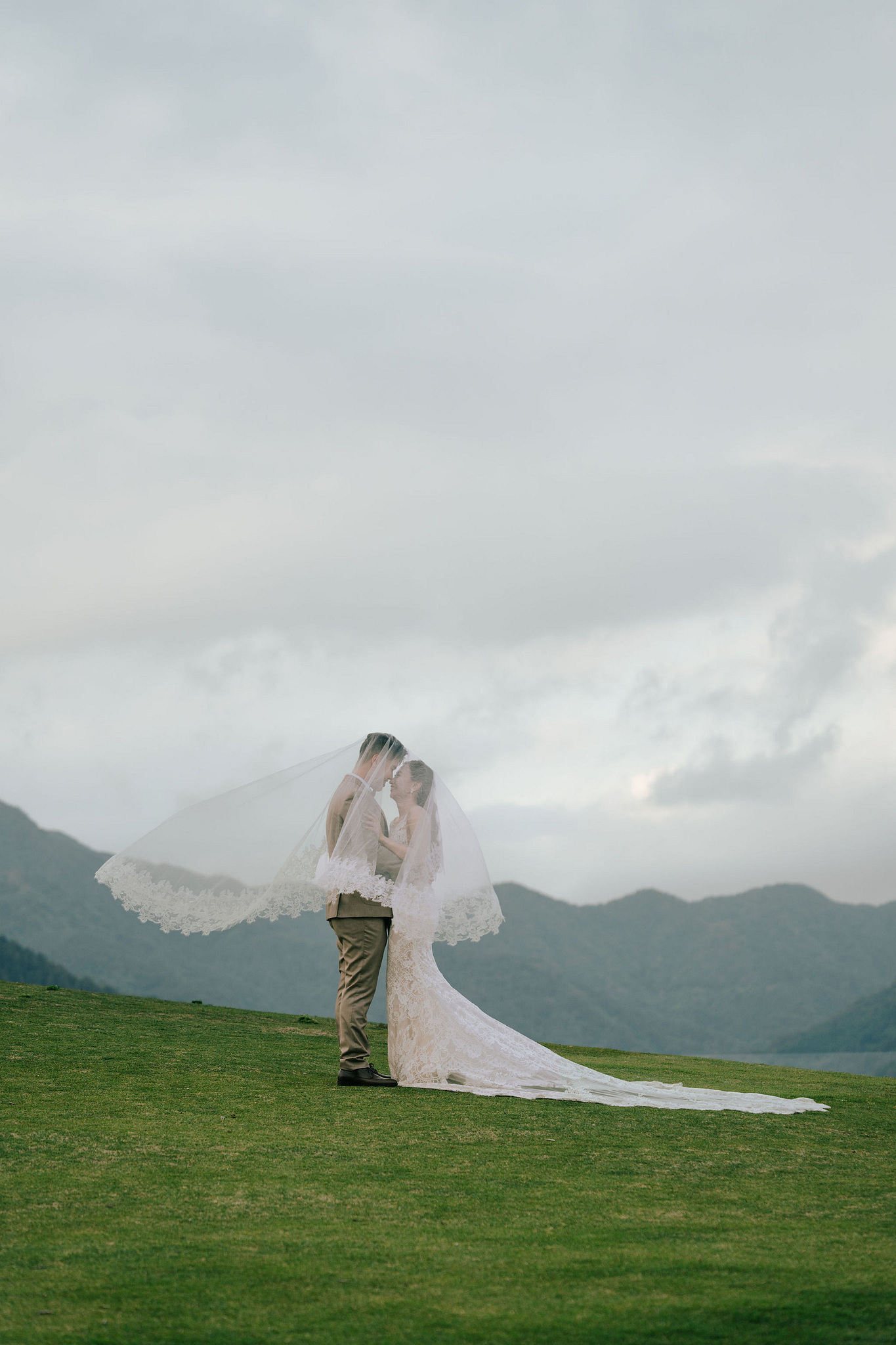 Mt. Fuji Pre-Wedding Photoshoot | Mt. Fuji Village, Oishi Park & Mt. Fuji Park at Mt. Fuji Park pre-wedding photo