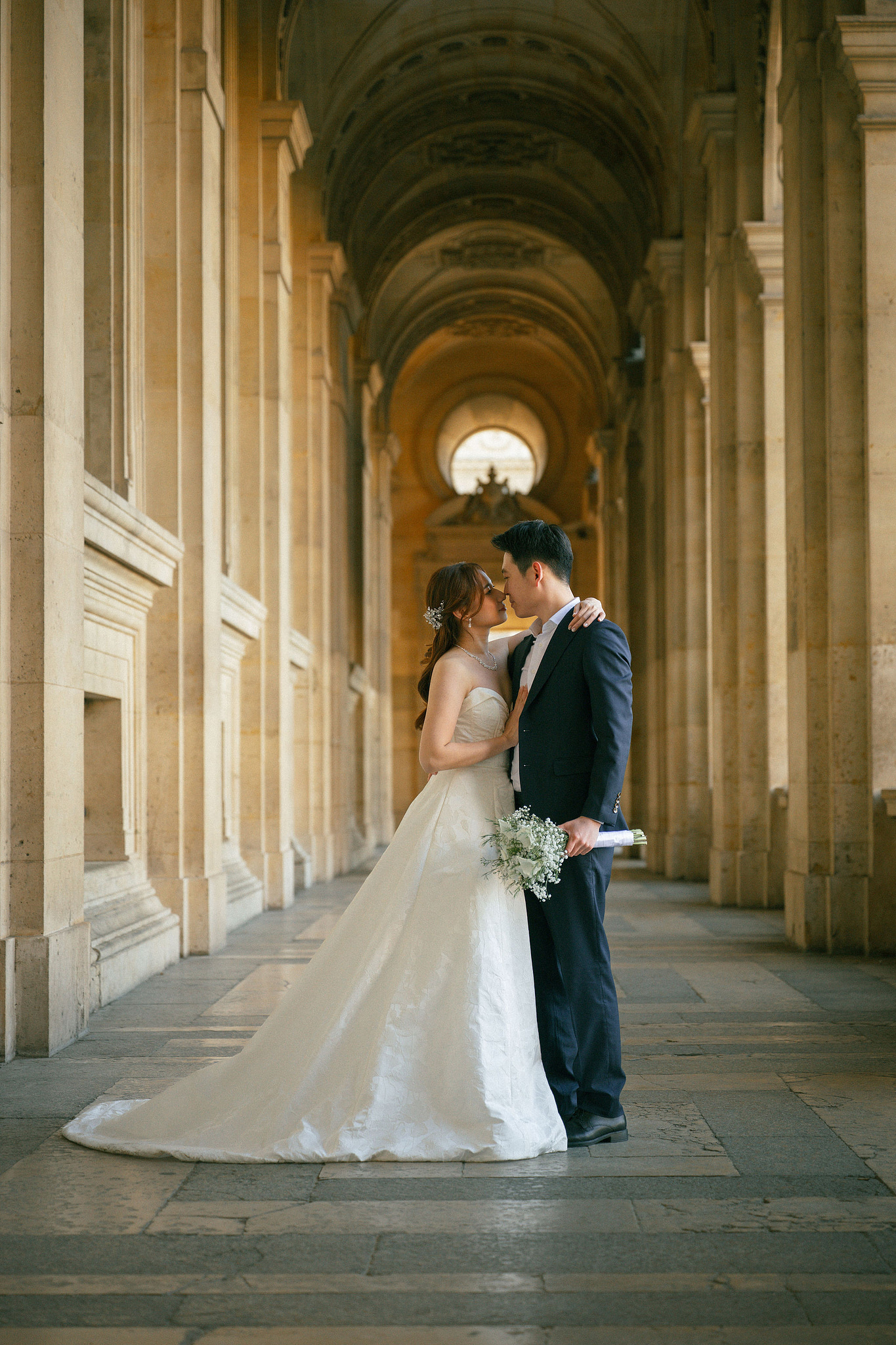 Paris Sunrise Pre-Wedding Photoshoot | Place du Trocadéro, Louvre, Parisian Café & Bir-Hakeim Bridge 巴黎日出婚紗攝影｜特羅卡德羅廣場、羅浮宮、巴黎咖啡館與比爾阿克姆橋 at Louvre pre-wedding photo