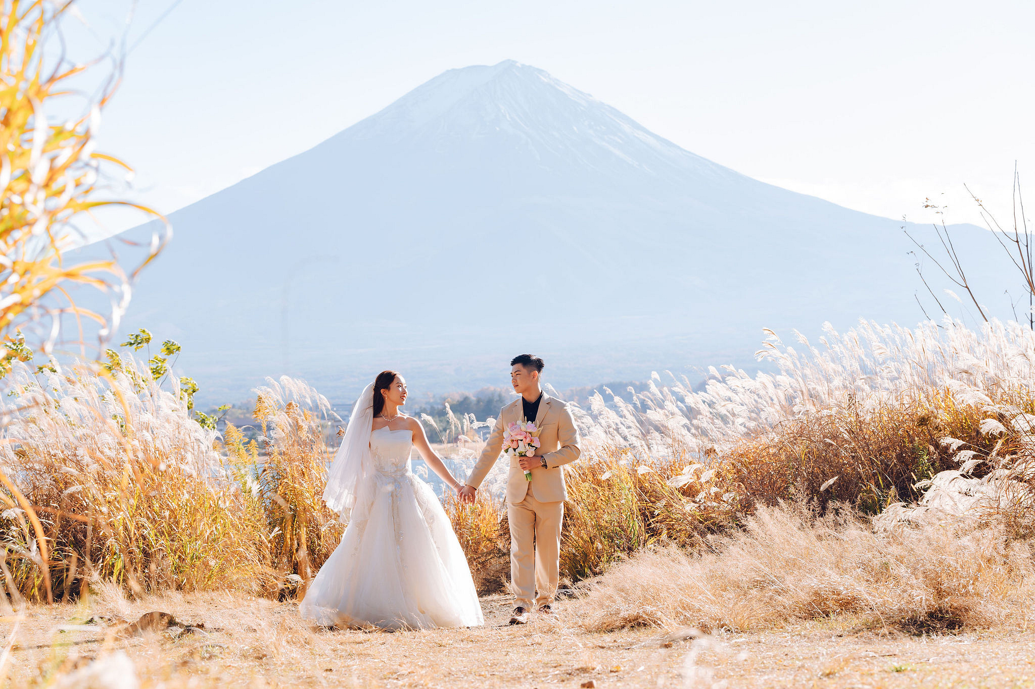 Tokyo & Mt Fuji Pre-Wedding Photoshoot | Maple Corridor, Lake Kawaguchiko & Shibuya Crossing at Lake Kawaguchiko pre-wedding photo