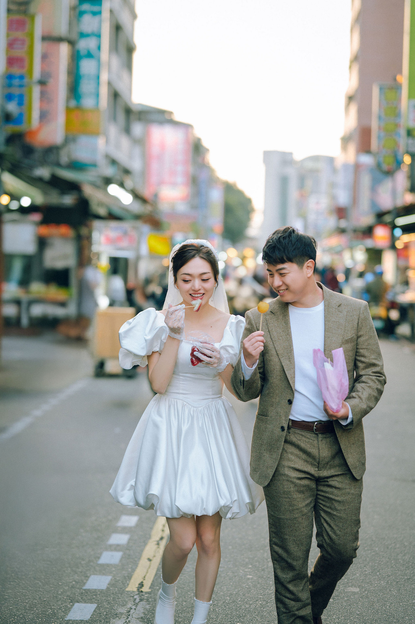 Taiwan Pre-Wedding Photoshoot | Dadaocheng, Nanjing Road & Huaxi Street at Huaxi Street pre-wedding photo