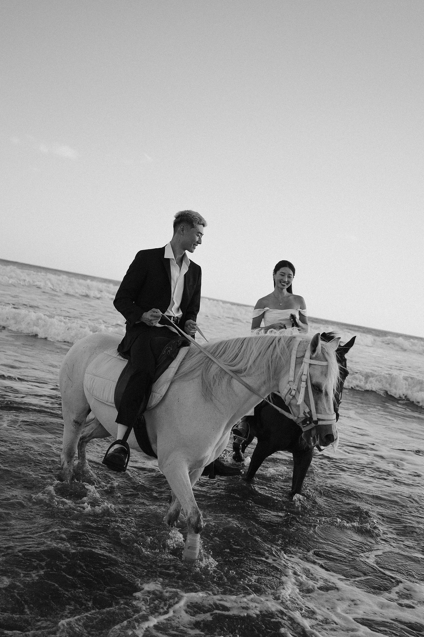Bali Pre-Wedding Photoshoot | Mt. Batur Pinggan Village, Gelato Diner & Black Sand Beach at Beach   pre-wedding photo