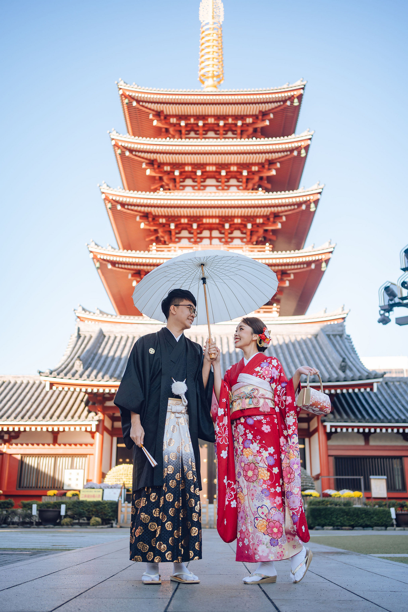 Tokyo & Mt Fuji Pre-Wedding Photoshoot | Asakusa Temple, Maple Corridor, Susuki Fields & Lake Kawaguchiko at Asakusa Temple pre-wedding photo