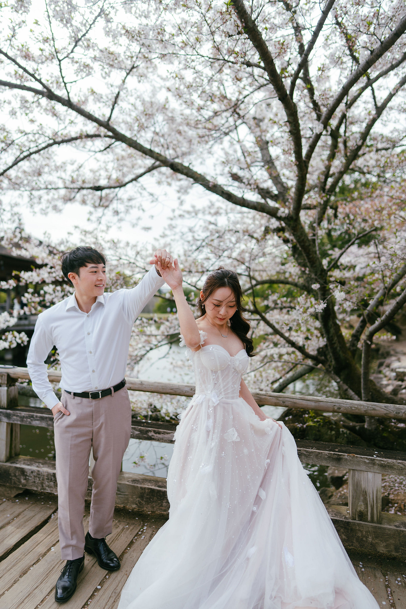 Kyoto Pre-Wedding Photoshoot | Fushimi Inari, Nara Deer Park & Mt. Wakakusa at Nara Deer Park pre-wedding photo