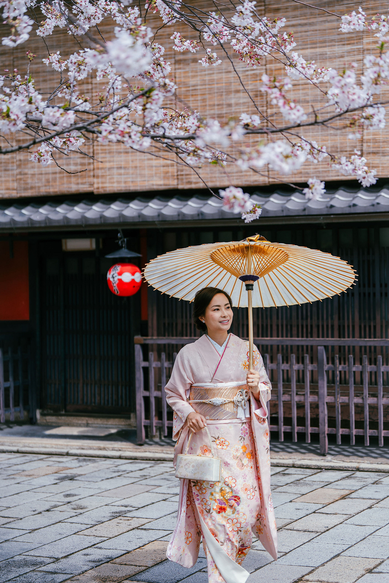 Kyoto Pre-Wedding Photoshoot | Gion Canal, Ninenzaka & Mount Wakakusa at Gion Shirakawa Canal pre-wedding photo