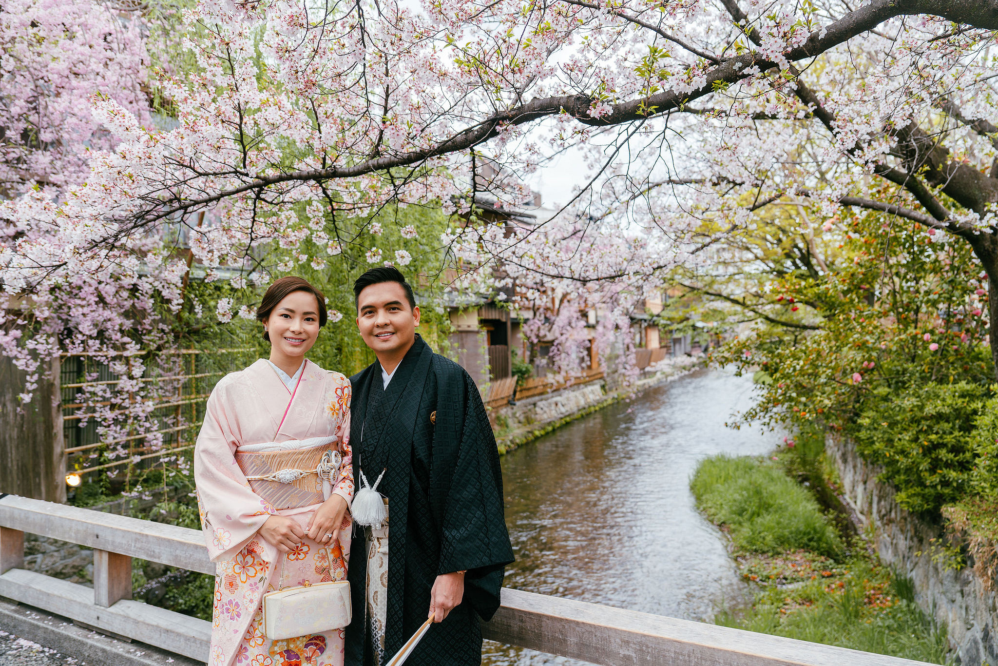 Kyoto Pre-Wedding Photoshoot | Gion Canal, Ninenzaka & Mount Wakakusa at Gion Shirakawa Canal pre-wedding photo